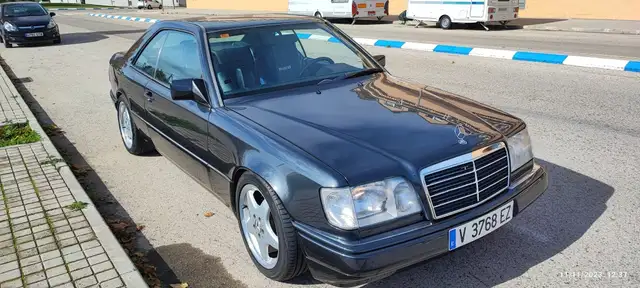 Mercedes-Benz E-Class view 3