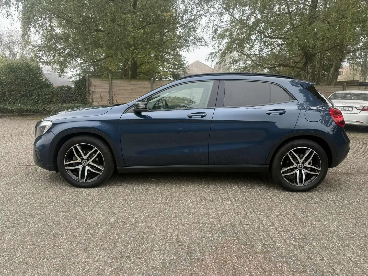 Mercedes-Benz GLA 220 GLA 220 d 4Matic 7G-DCT Style Blauw - 2