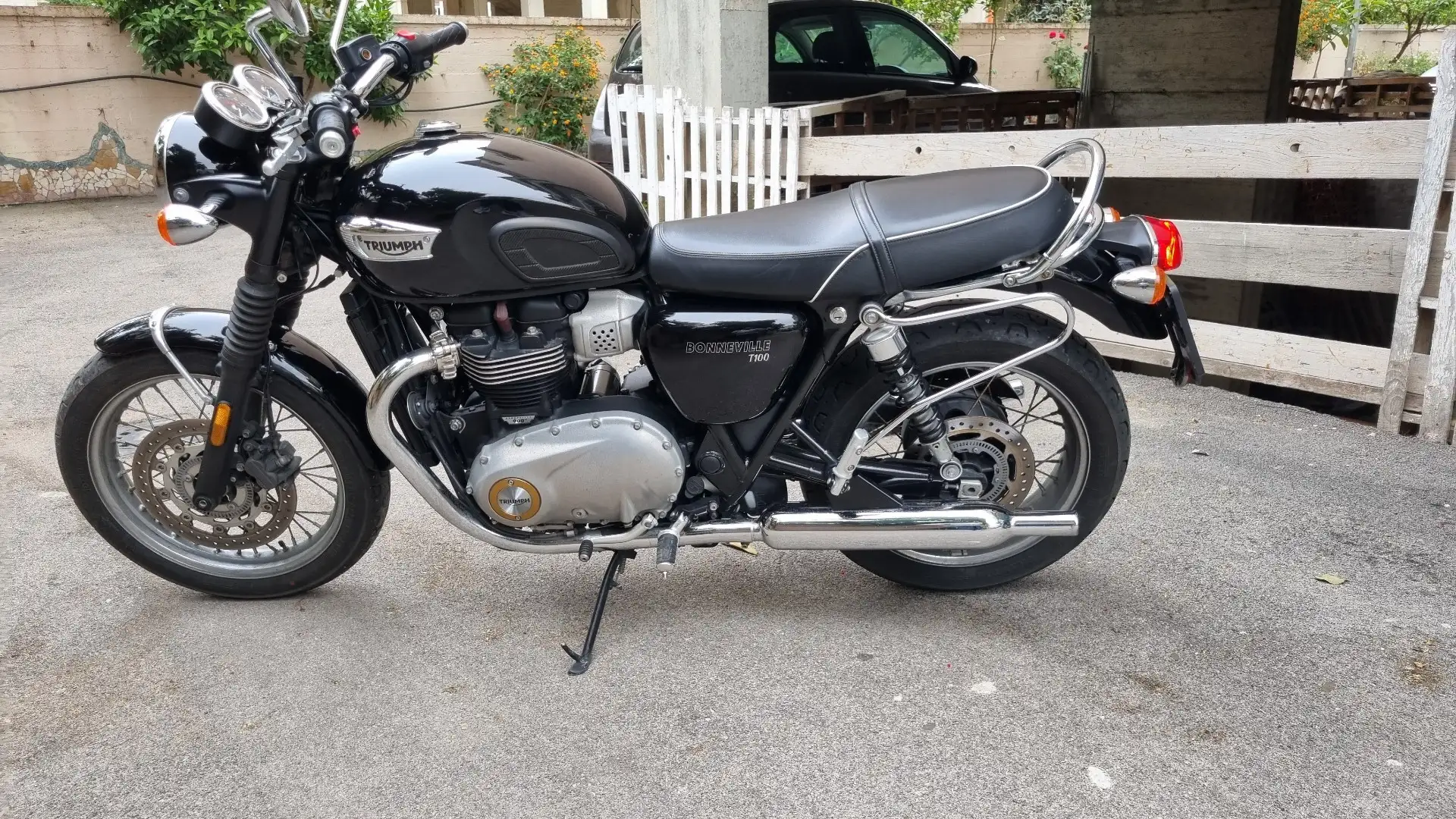 Triumph Bonneville T100 black edition crna - 2
