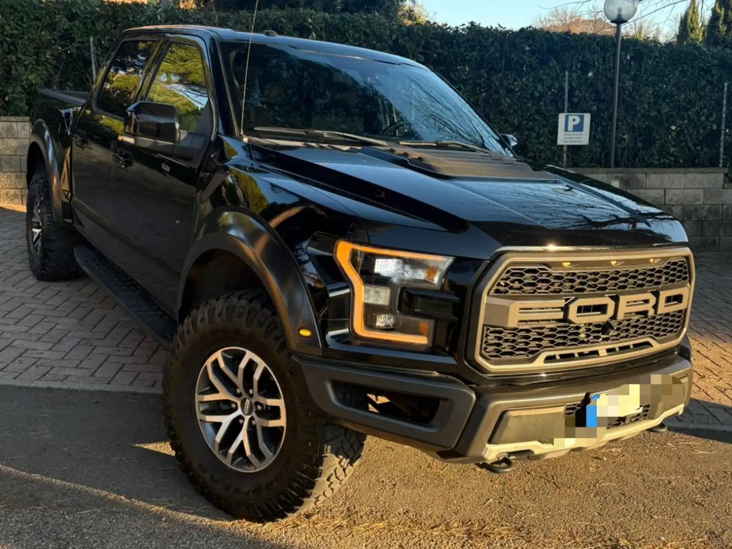 Ford F 150 RAPTOR SVT 35x12.50 Schwarz - 2