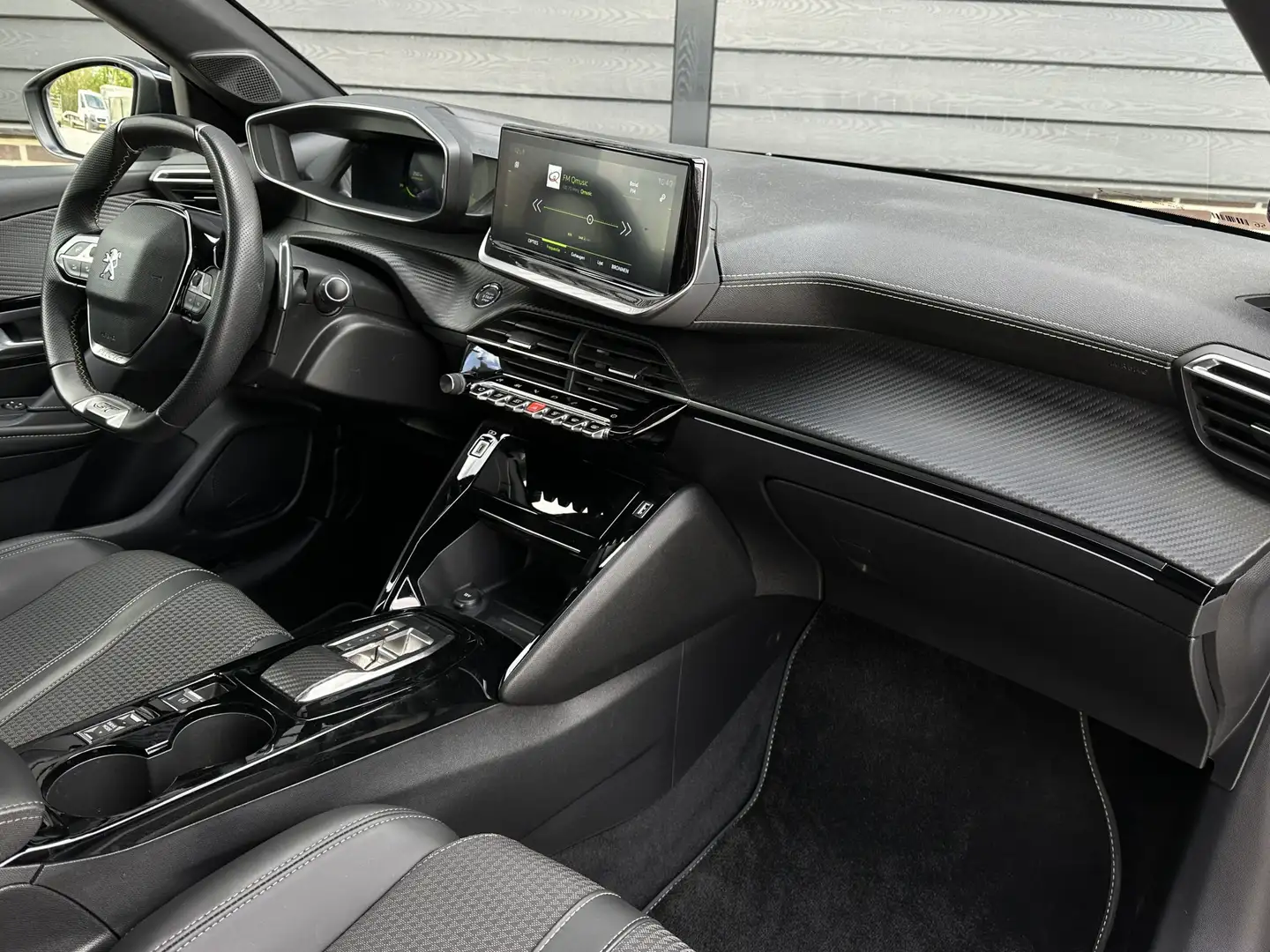 Peugeot 208 1.2 PureTech 130 pk GT Automaat Dodehoeksens, Trek Wit - 2