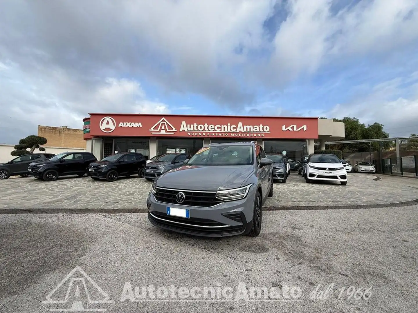 Volkswagen Tiguan 1.5 TSI ACT Life Gris - 2