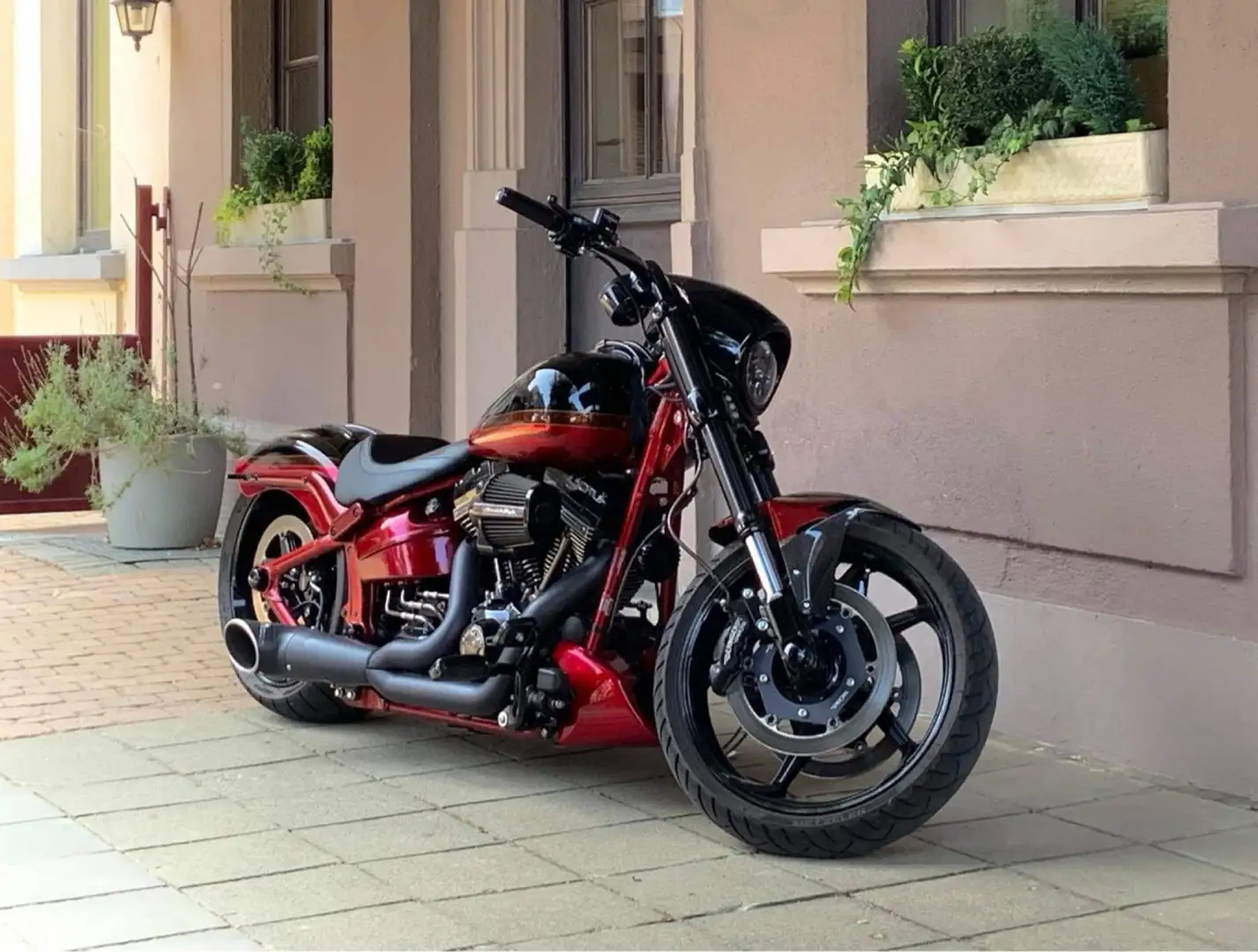 Harley-Davidson CVO Pro Street Ultime version CVO du Breakout Rouge - 2