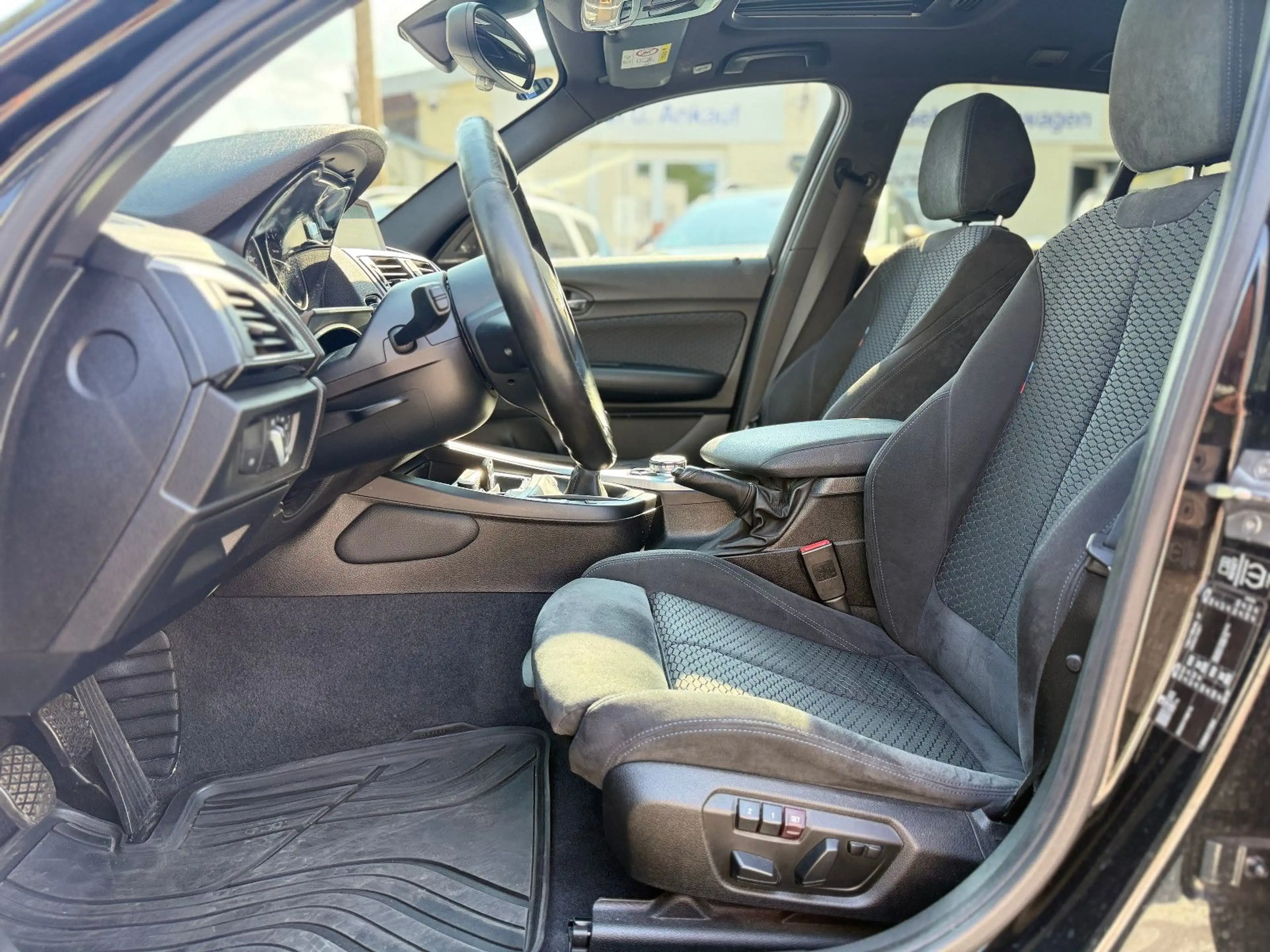 BMW 135 i Lim. SCHALTER NAVIPRO H&K PANO — photo 11