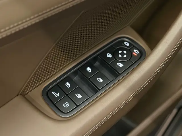 Porsche Panamera 4 E-Hybrid Platinum Edition / Pano / Burmester Ansicht 23