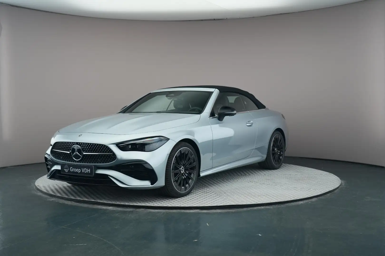 Mercedes-Benz CLE 200 Cars Cabriolet AMG Line Серебристый - 1