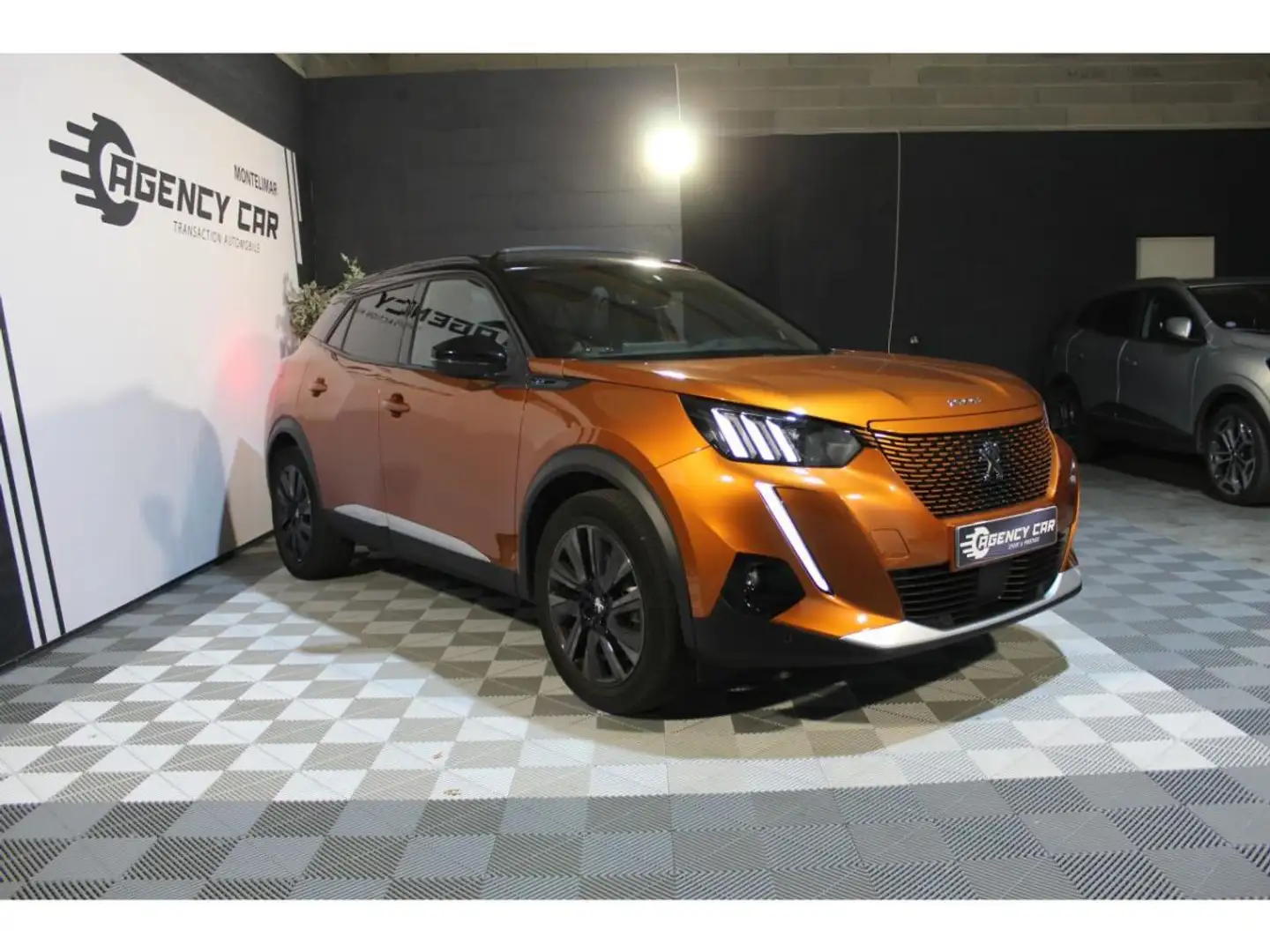 Peugeot 2008 e 136ch GT Pack - Suivie - Toit Ouvrant Or - 2
