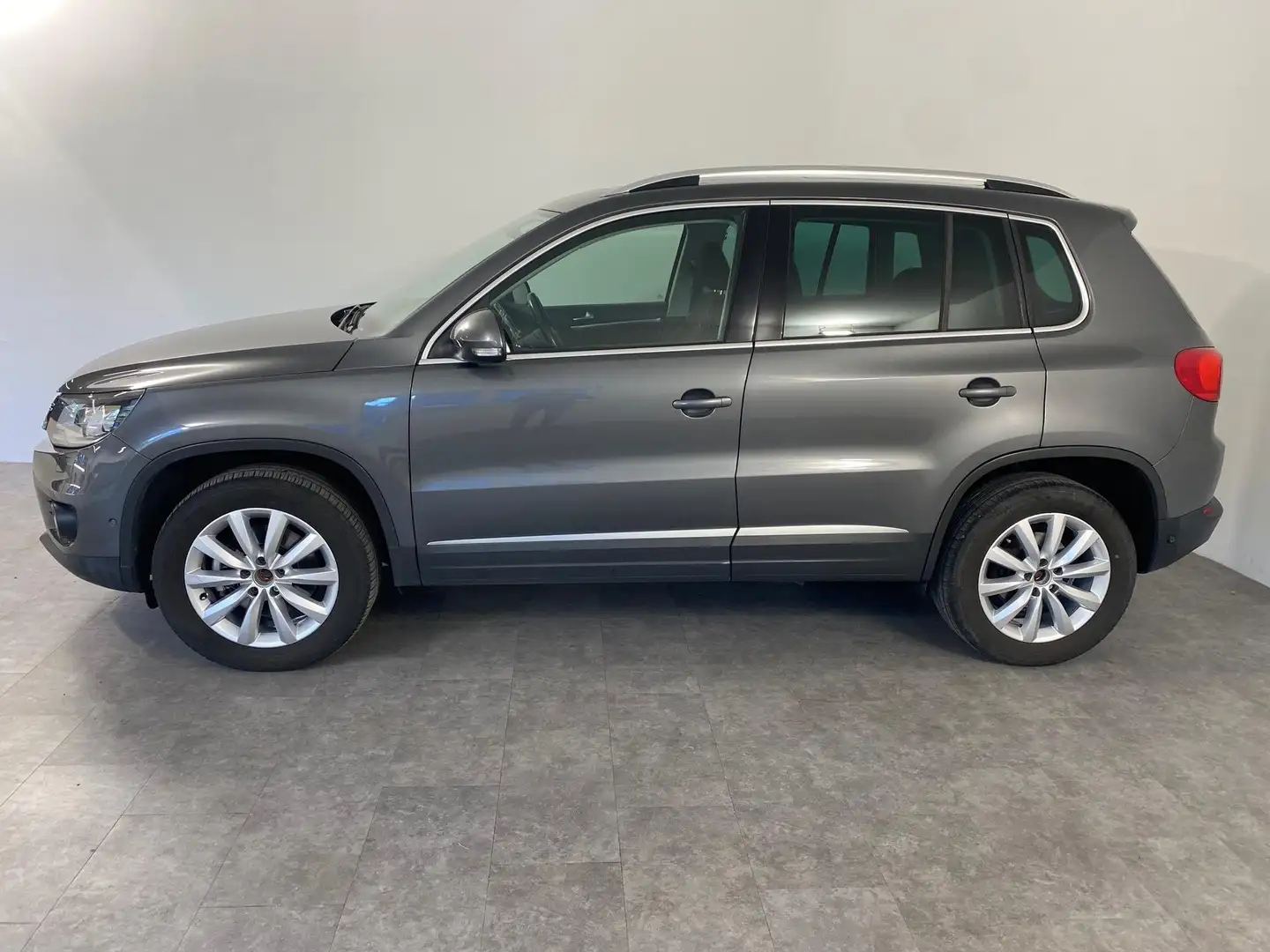 Volkswagen Tiguan Sky 2.0 TDI DSG 4Motion XENON*AHK*SITZHEIZUNG 1... Grau - 2