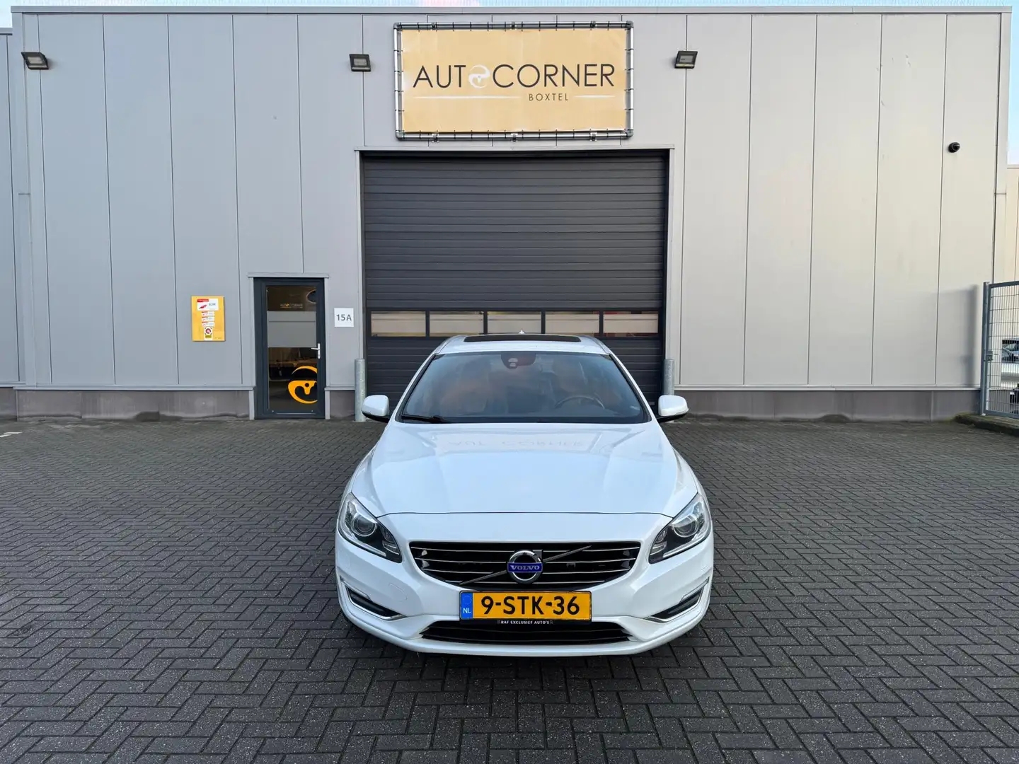 Volvo V60 2.4 D6 AWD Plug-In Hybrid Summum Wit - 2
