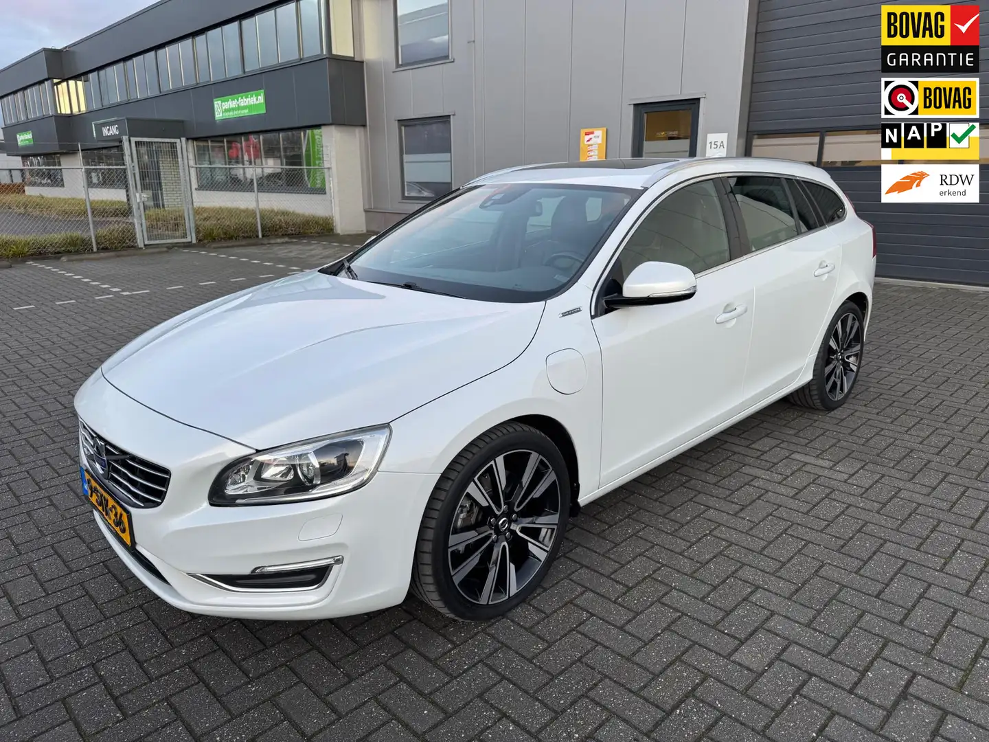 Volvo V60 2.4 D6 AWD Plug-In Hybrid Summum Wit - 1