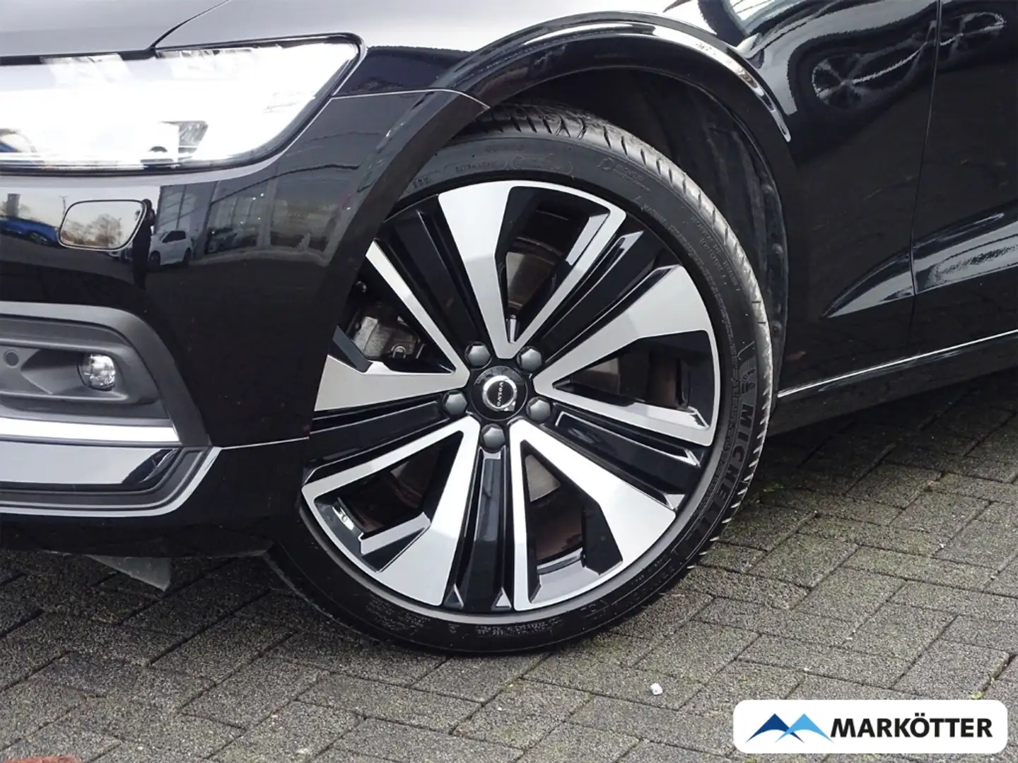 Volvo V60 Kombi Plus Bright/AHK/BLIS/LED/PANO/SHZ/LHZ Schwarz - 2