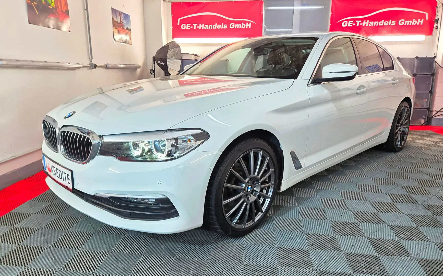BMW 520 d G30 Aut. LED Leder Navi Kamera 19"Alu Weiß - 1