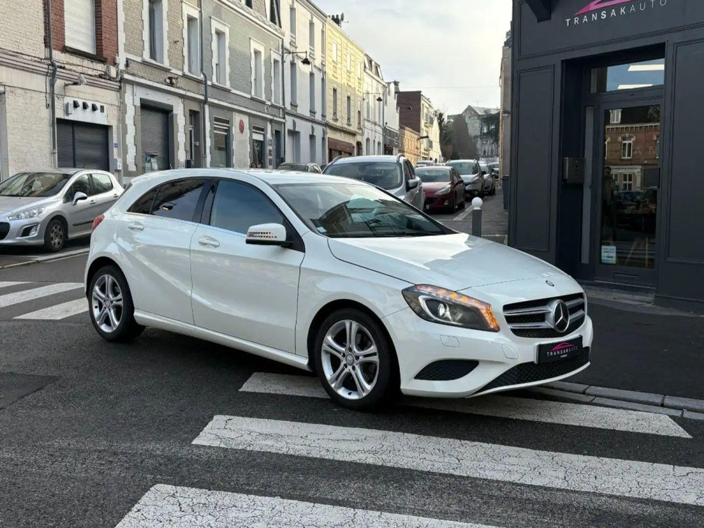 Mercedes-Benz A 200 200 DIESEL Finition SENSATION / CAMERA DE RECUL / APPLE CARPLAY Blanc - 2