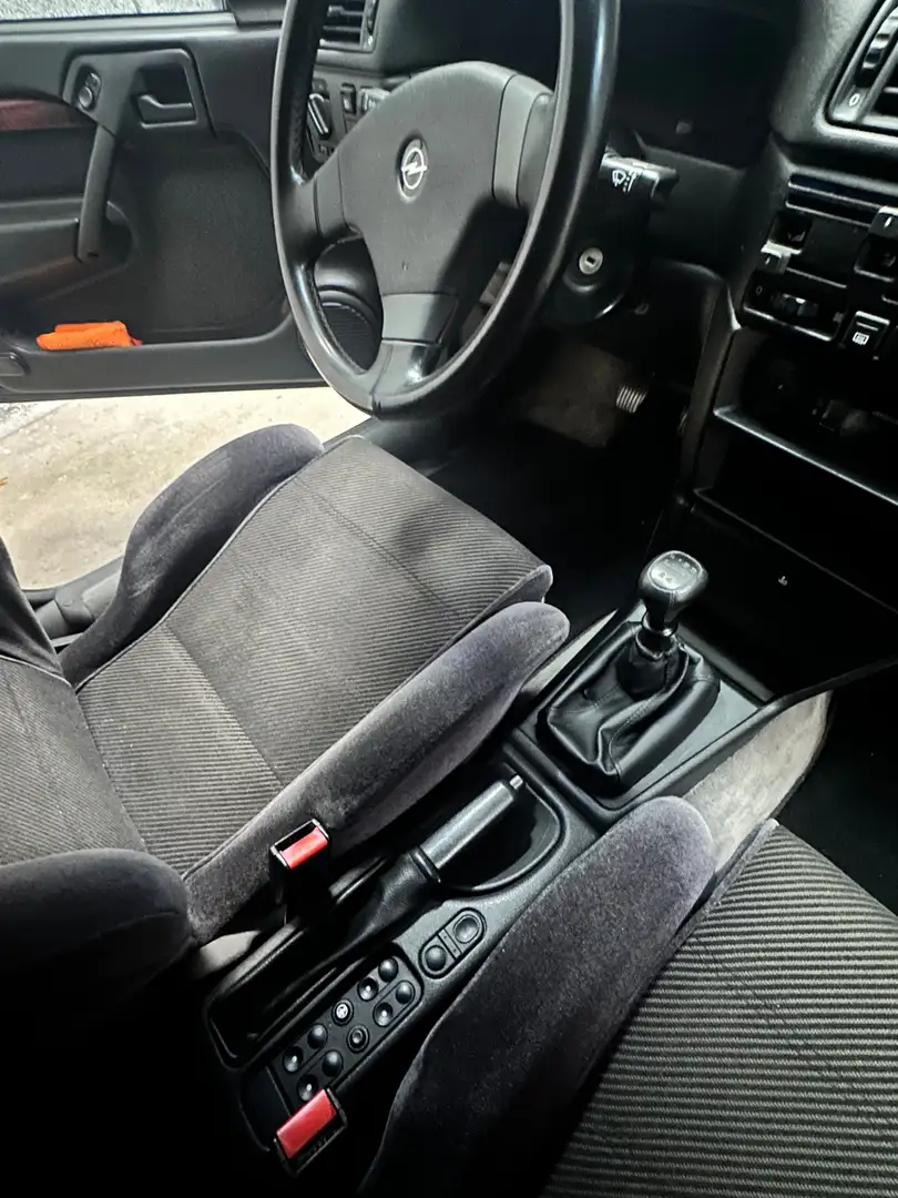 Opel Vectra Vectra A-X 2000 16 V Schwarz - 2