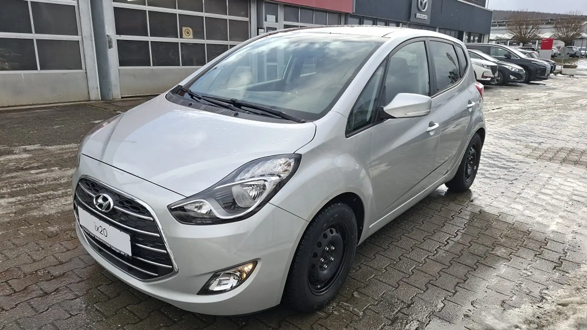 Hyundai iX20 1.6 AT Passion Plus+NAVI+Panorma-SD Silber - 1