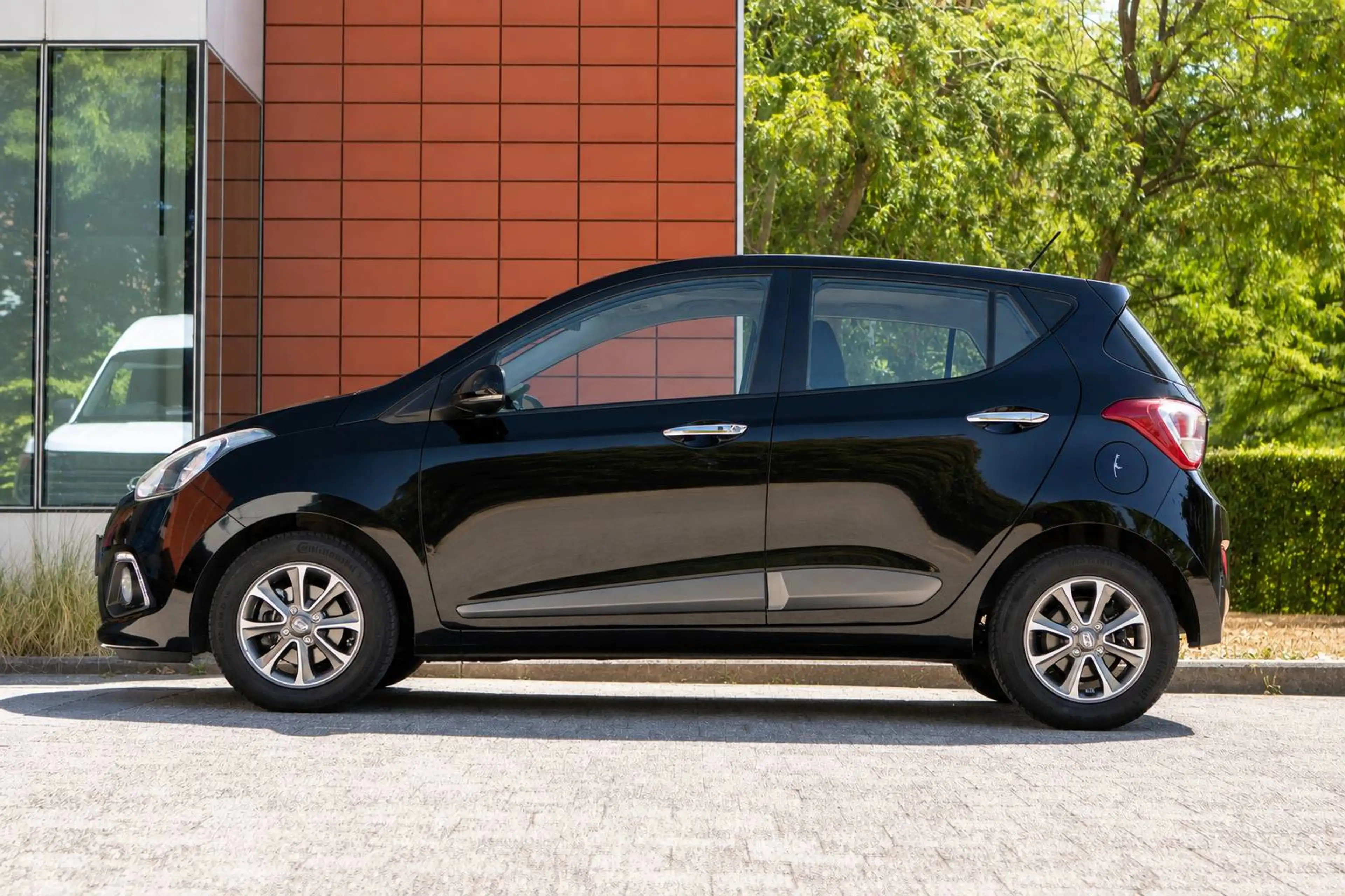 Hyundai i10 - 1.2i Trend - Pano - Heated Seats - Clim - Cruise Control — photo 6