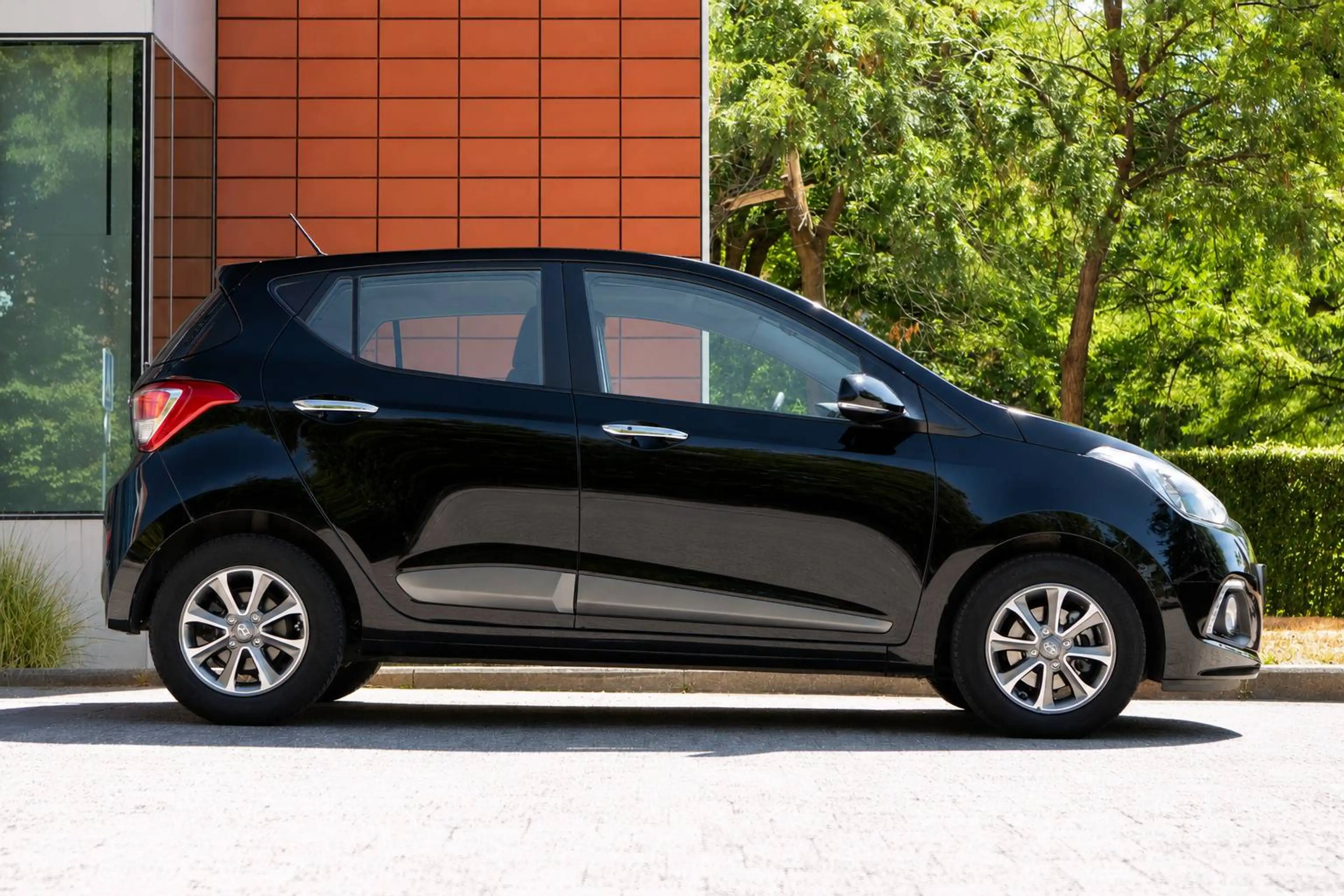 Hyundai i10 - 1.2i Trend - Pano - Heated Seats - Clim - Cruise Control — photo 5