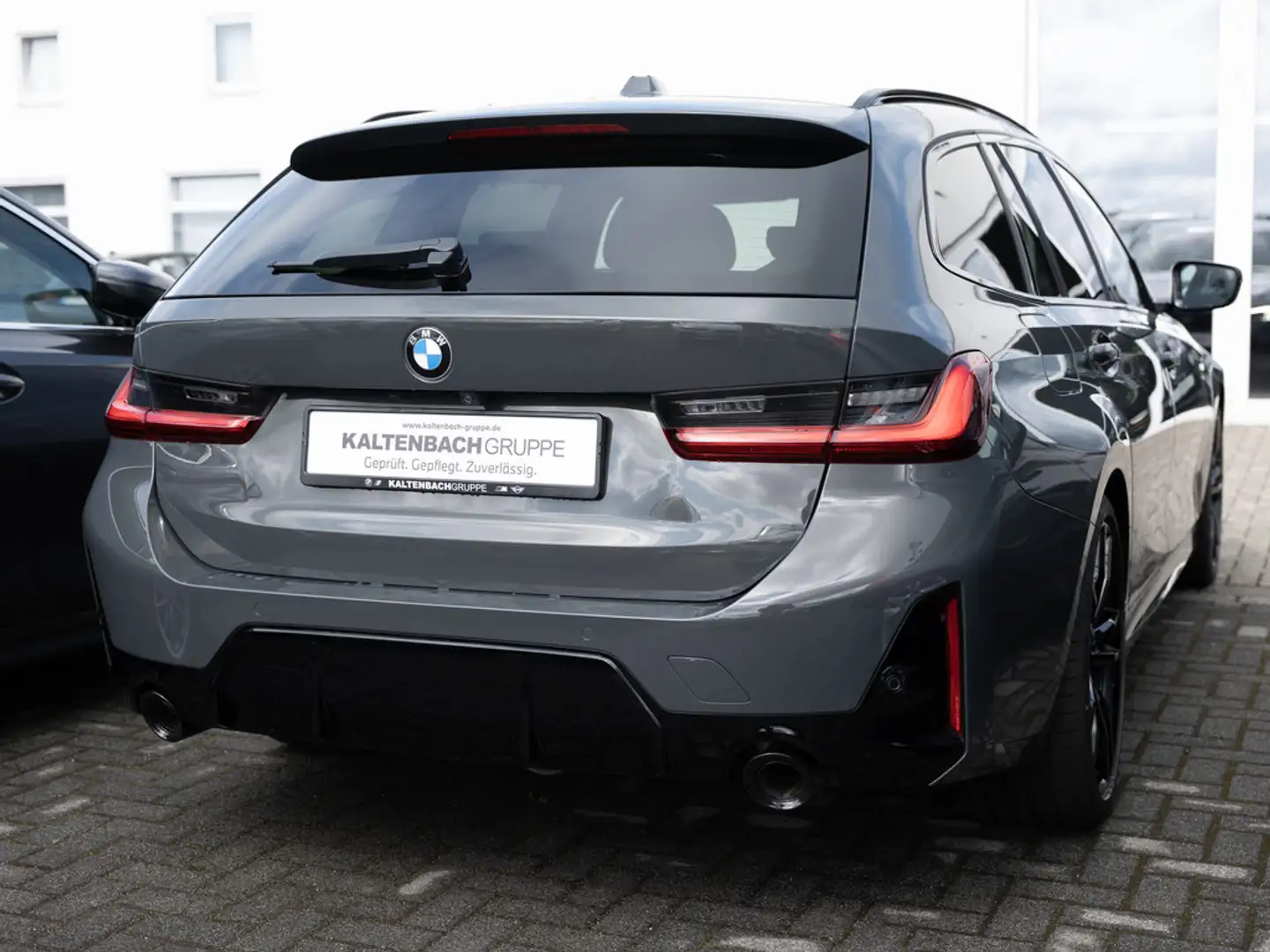 BMW 320 d Touring xDrive M-Sportpaket PANO AHK HUD Grau - 2