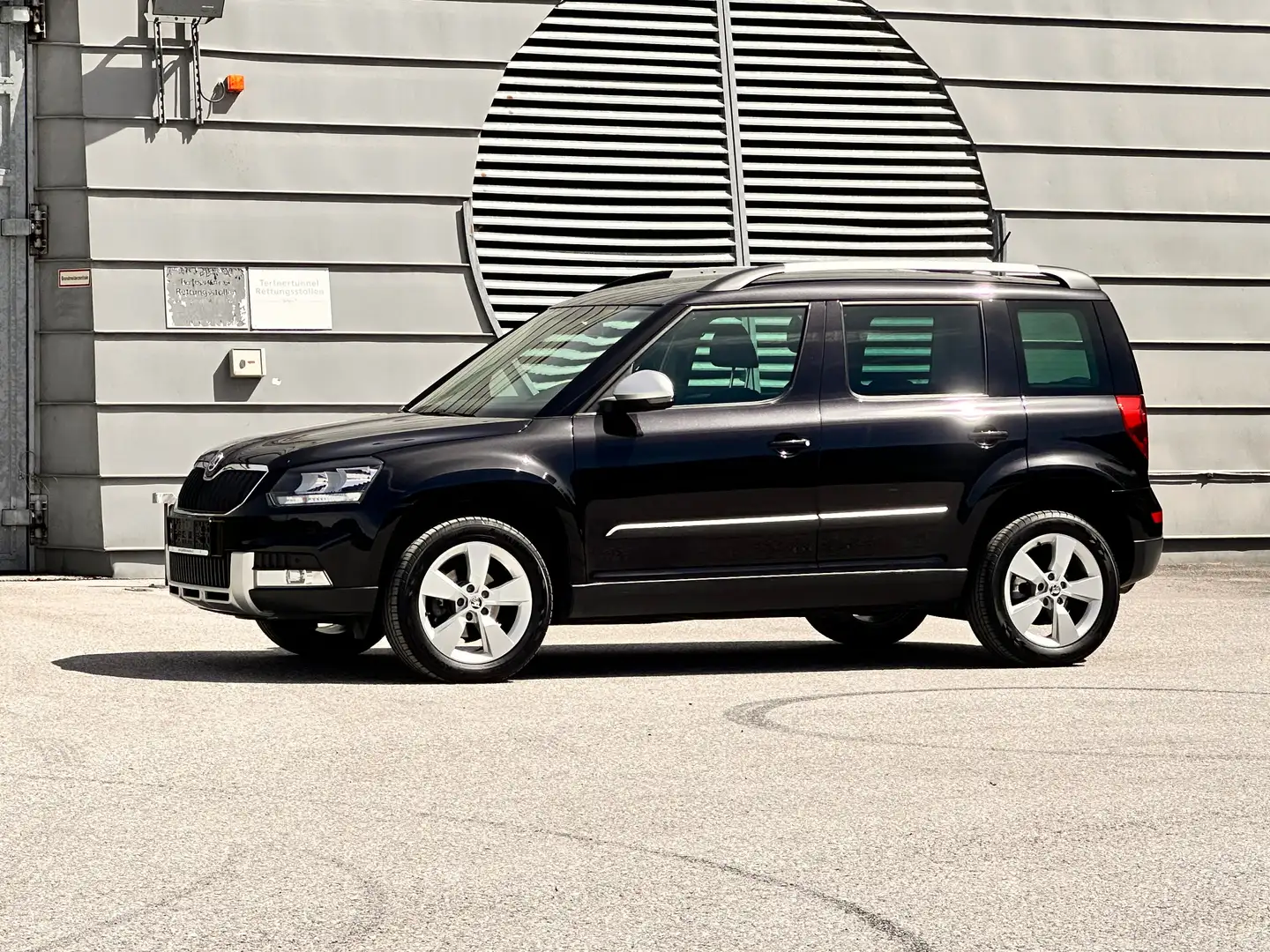 Skoda Yeti 2.0 TDI SCR Elegance Outdoor 4x4 / Klima / 135 tkm Schwarz - 2