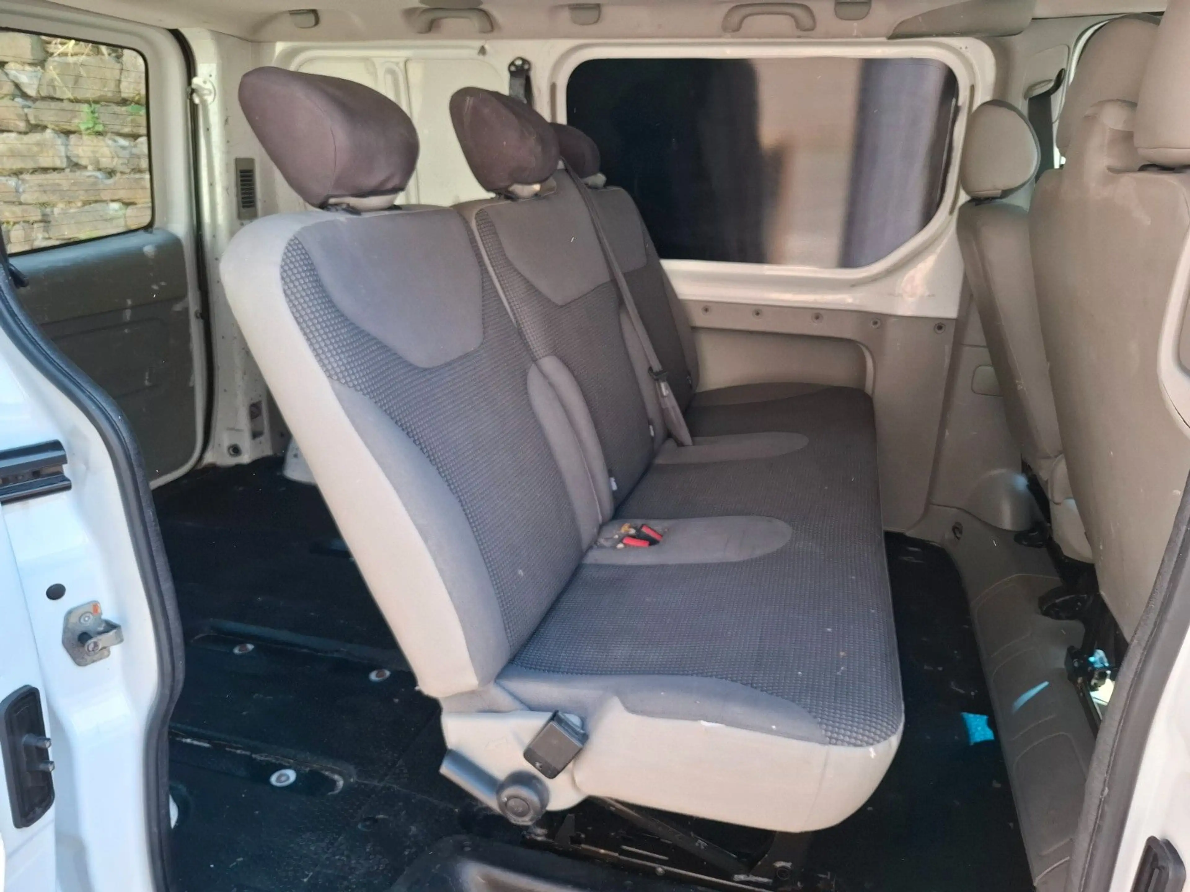 Opel Vivaro Mixto 6 Sitzer Klima AHK 9 Sitzer möglich — photo 8