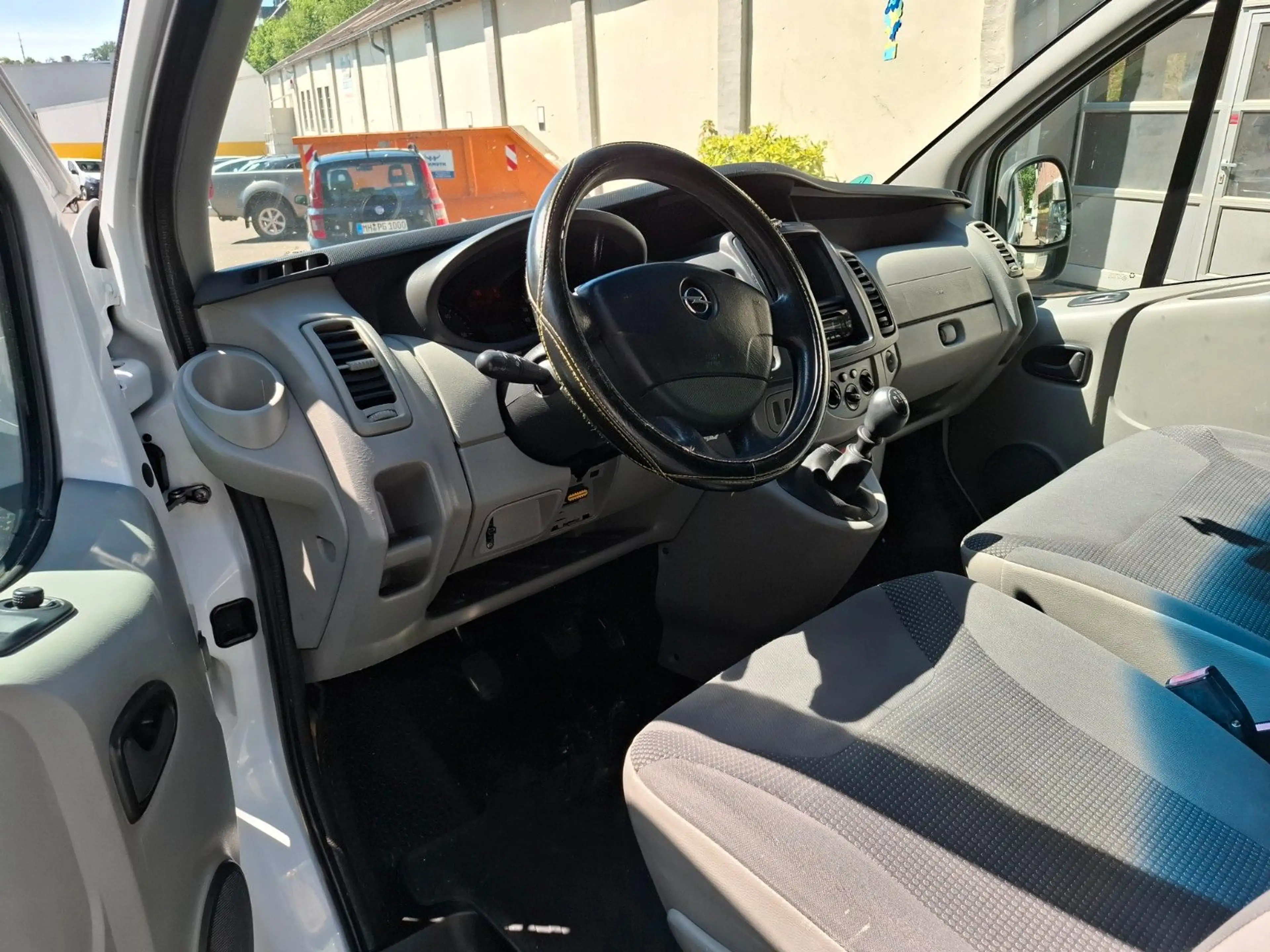 Opel Vivaro Mixto 6 Sitzer Klima AHK 9 Sitzer möglich — photo 15