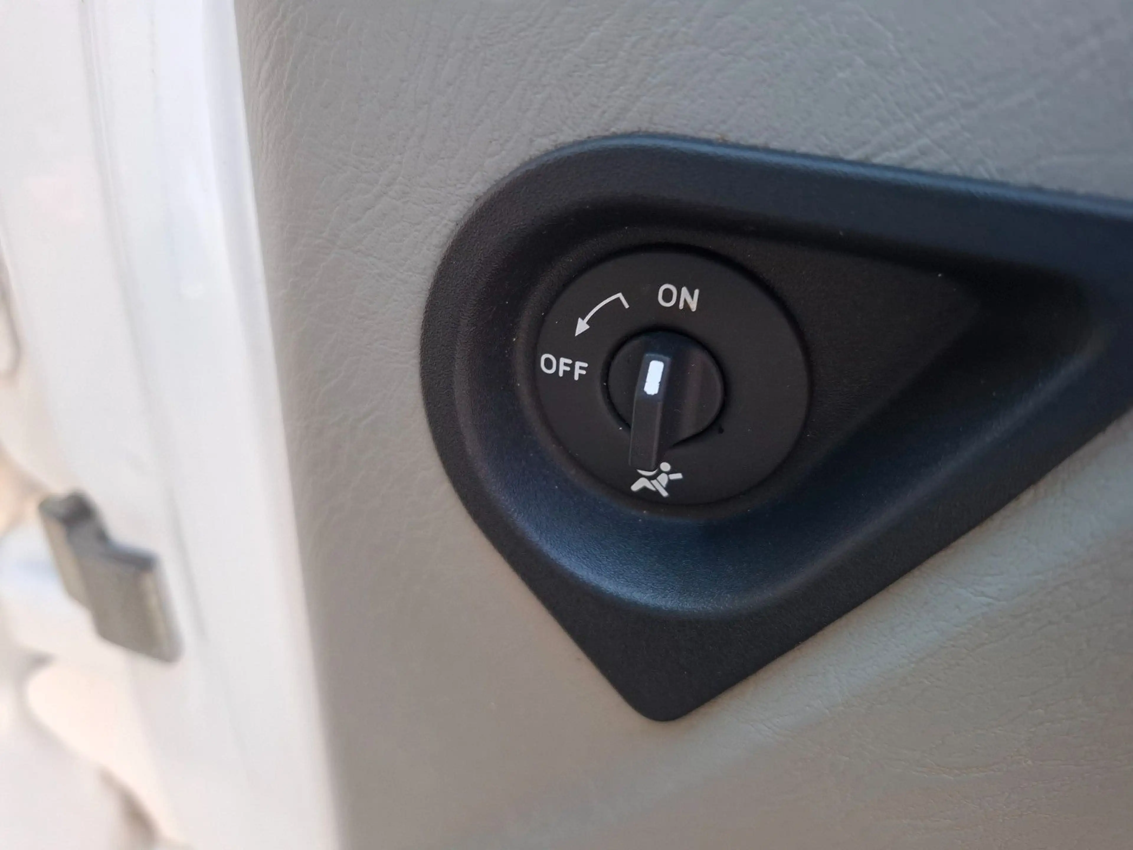 Opel Vivaro Mixto 6 Sitzer Klima AHK 9 Sitzer möglich — photo 14