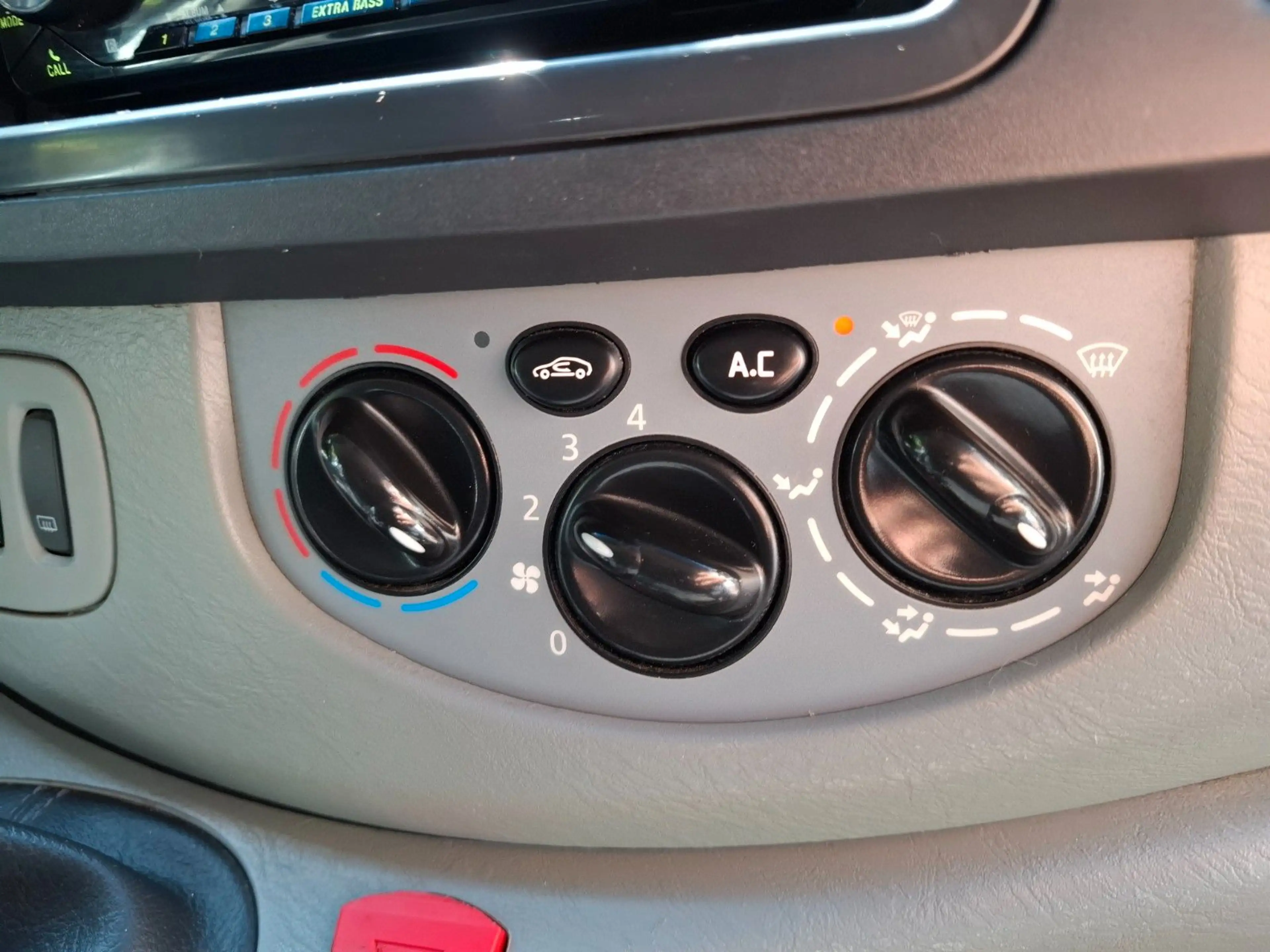 Opel Vivaro Mixto 6 Sitzer Klima AHK 9 Sitzer möglich — photo 12