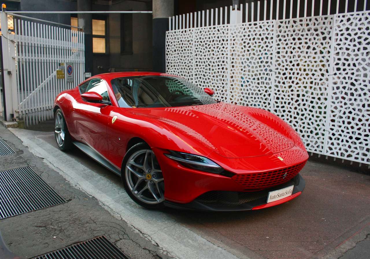 Ferrari Roma IVA esposta-Scudetti-2 Display-360°-Rosso Corsa