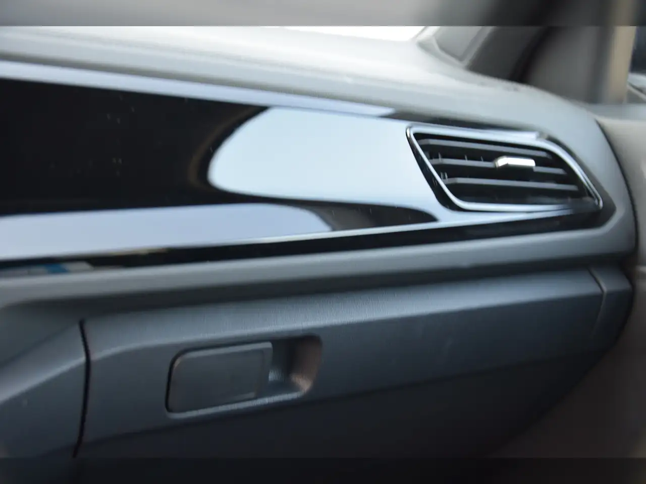 Volkswagen T-Roc TSI R-Line DSG AHK - Navi Pro - RearView 19