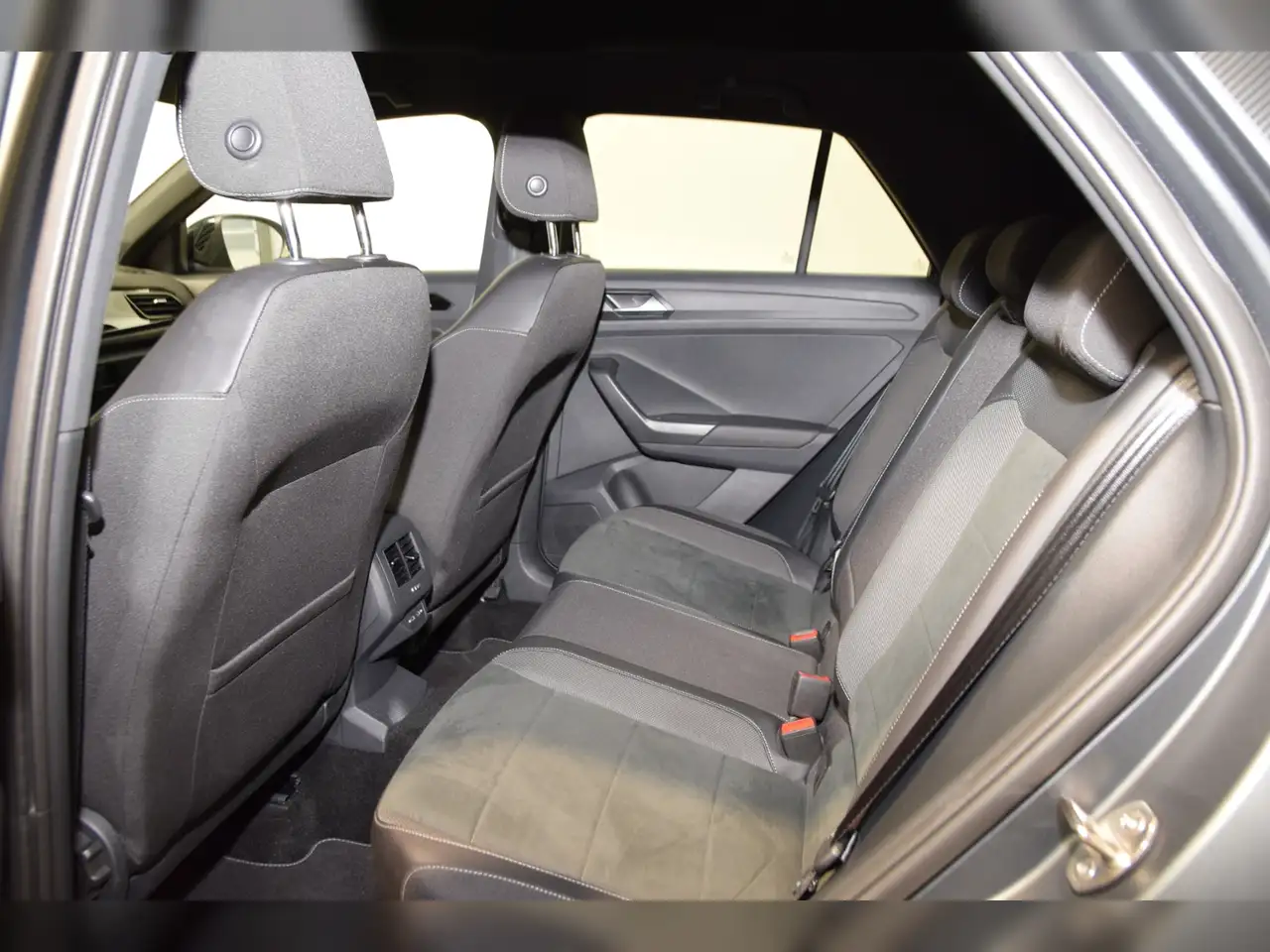 Volkswagen T-Roc TSI R-Line DSG AHK - Navi Pro - RearView 9