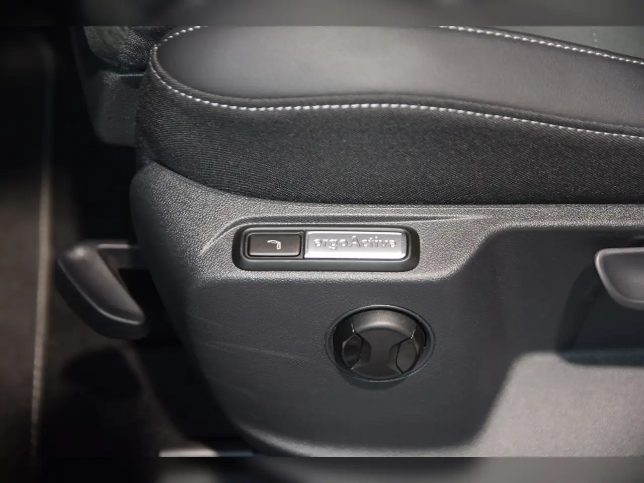 Volkswagen T-Roc TSI R-Line DSG AHK - Navi Pro - RearView 11