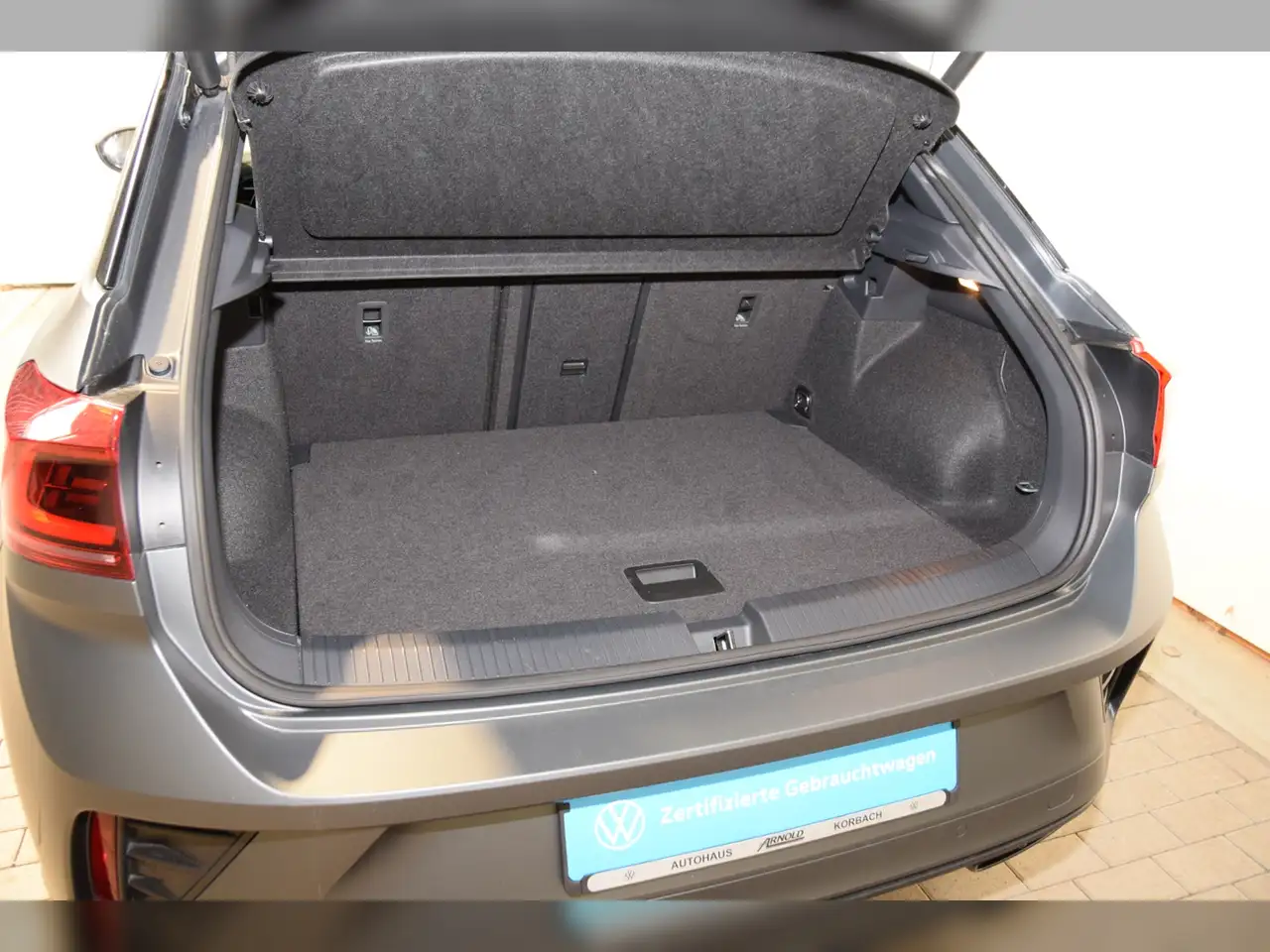 Volkswagen T-Roc TSI R-Line DSG AHK - Navi Pro - RearView 8