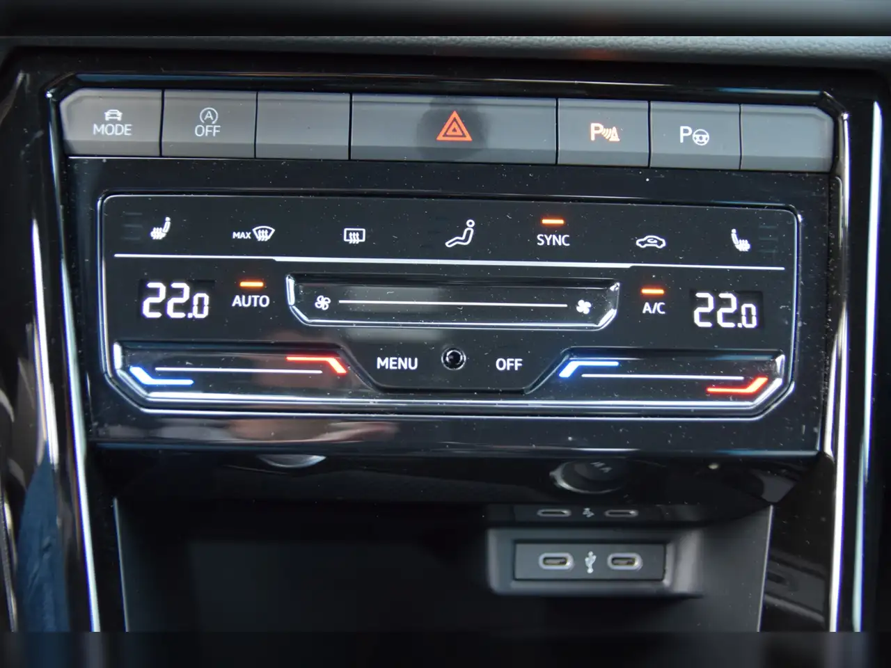 Volkswagen T-Roc TSI R-Line DSG AHK - Navi Pro - RearView 17