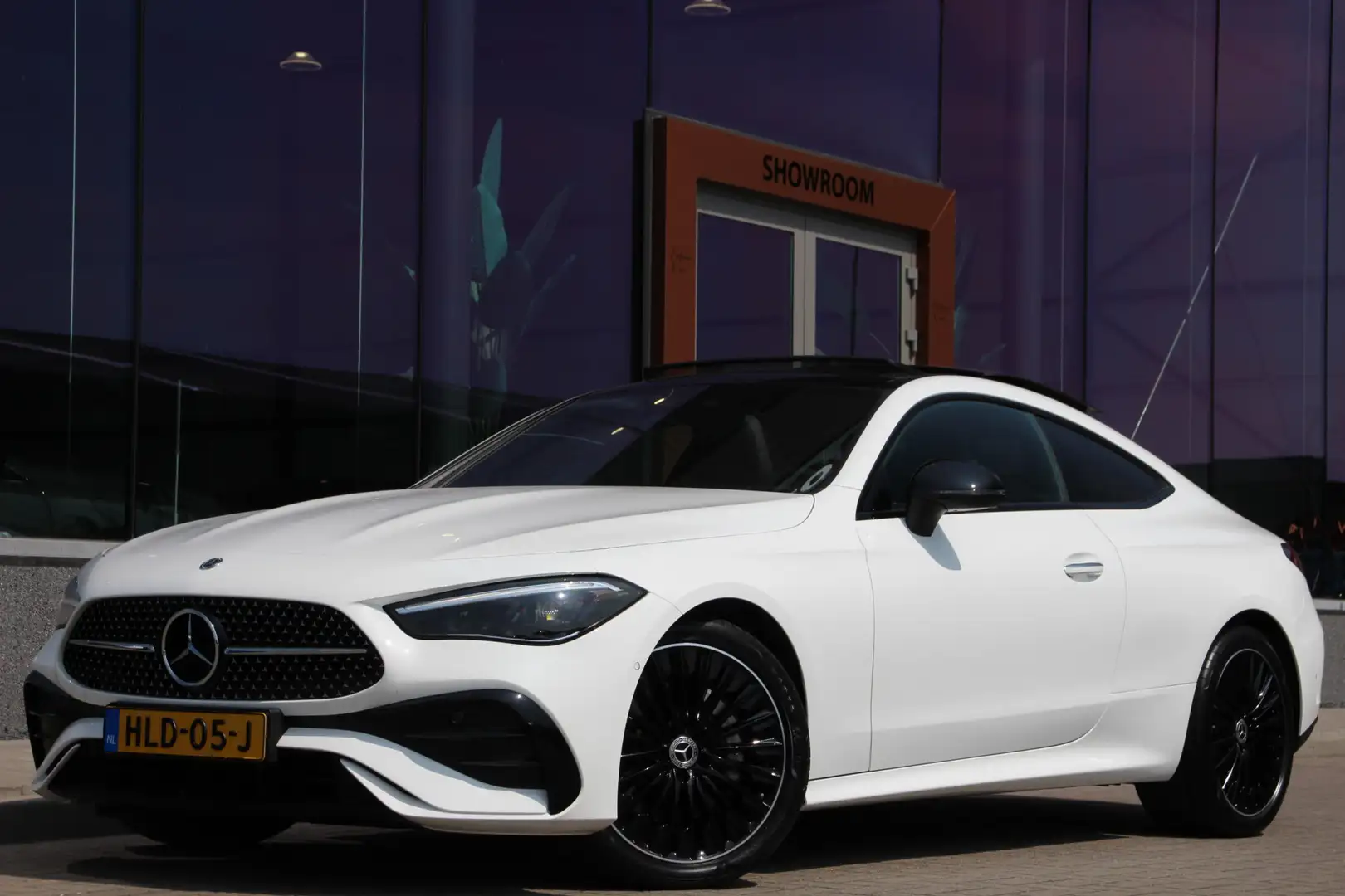 Mercedes-Benz CLE 200 Coupé AMG Line | Pano. dak | Night pakket | Wit - 1