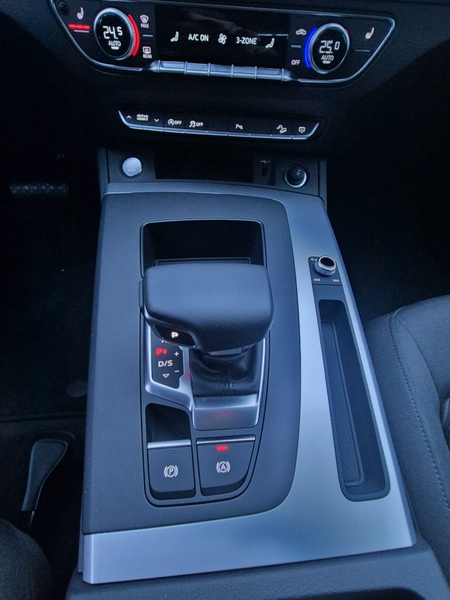 Audi Q5 40 TDI quattro basis — photo 12