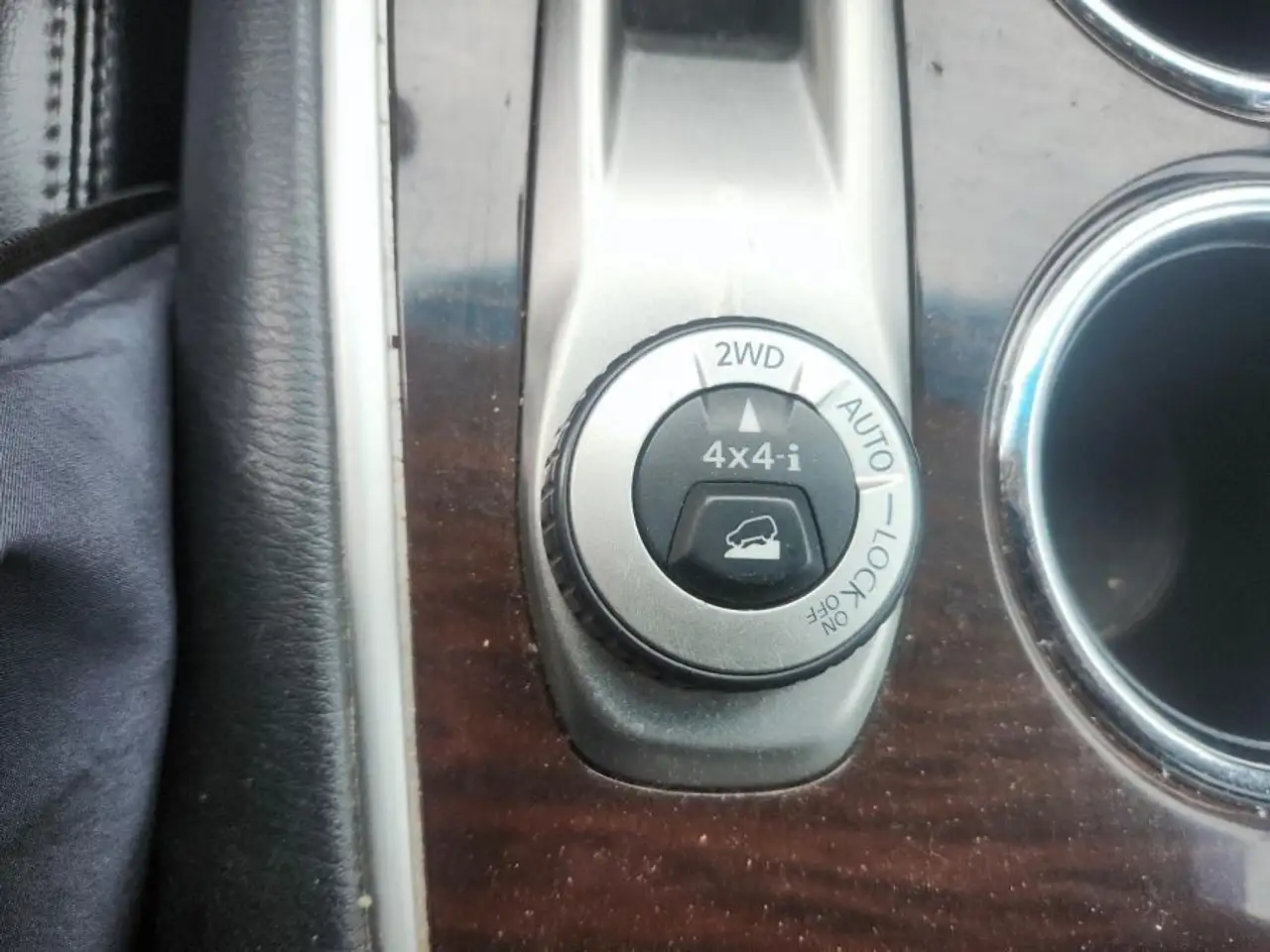 Nissan Pathfinder снимка Nissan Pathfinder