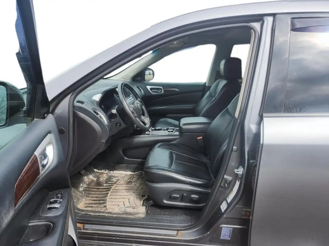 Nissan Pathfinder снимка Nissan Pathfinder