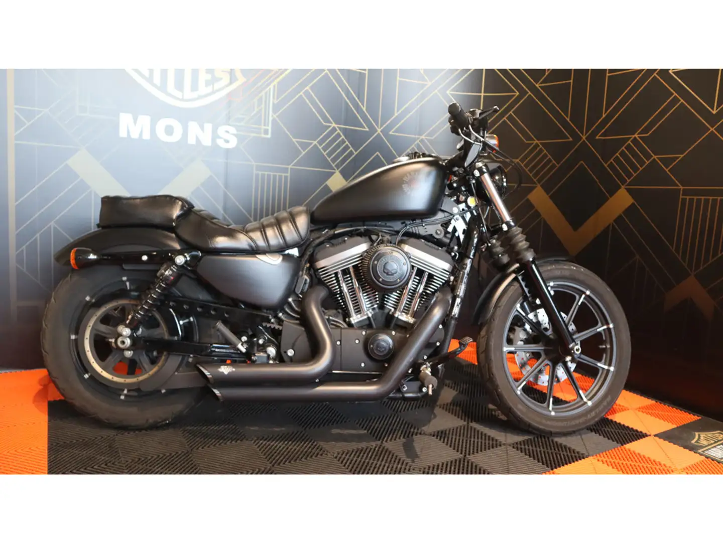 Harley-Davidson Iron 883 Chopper Zwart - 1