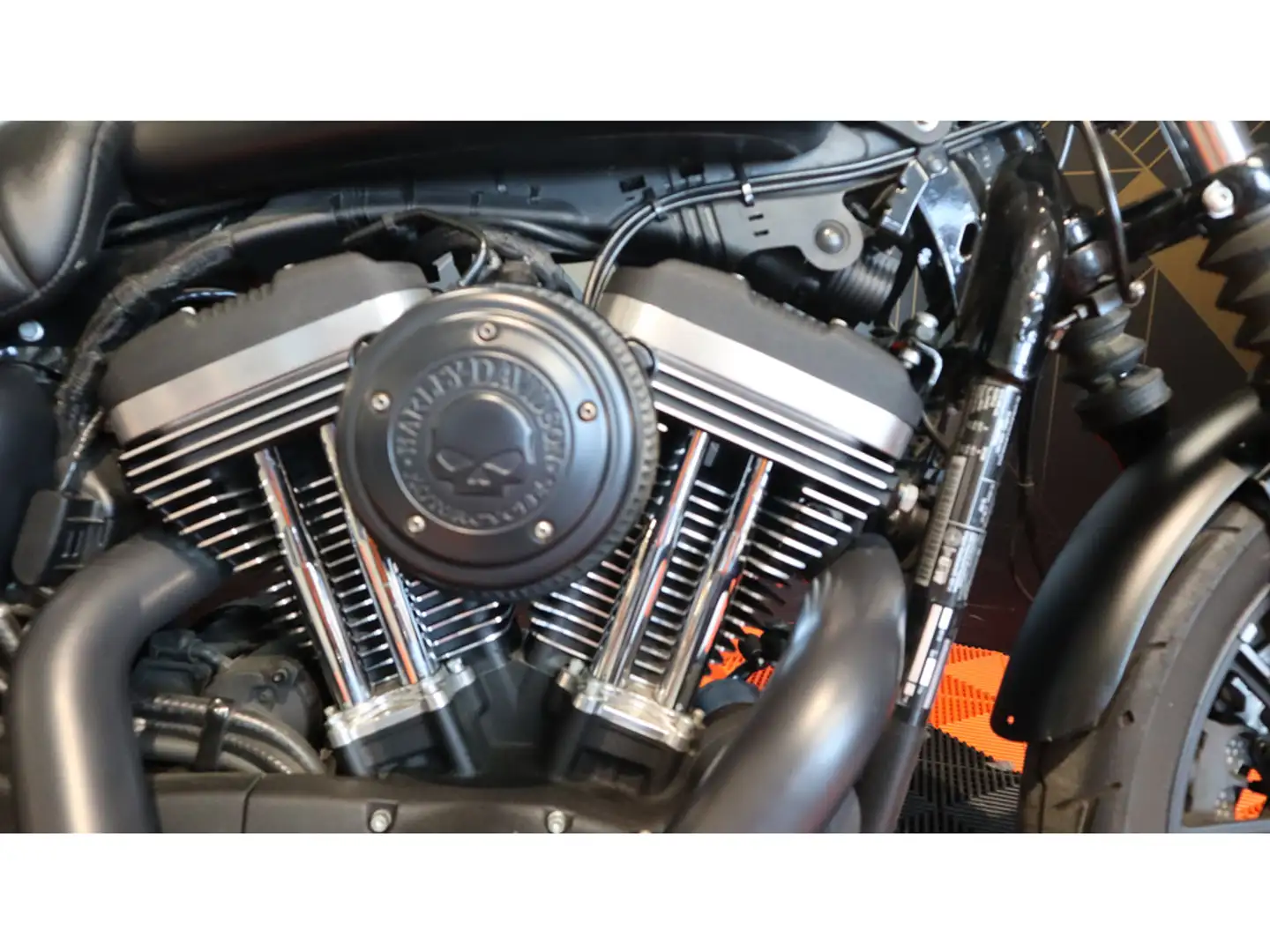 Harley-Davidson Iron 883 Chopper Zwart - 2