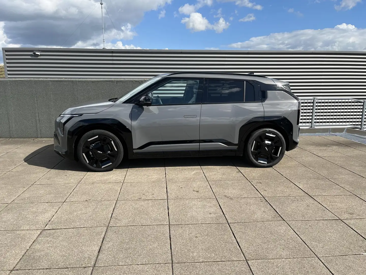 Kia EV3 GT-PlusLine 81.4 kWh Schuifdak / Leder / Navigatie Gris - 2