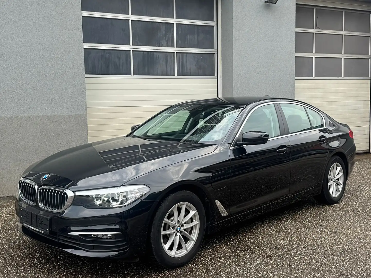 BMW 530 e Luxury Line Aut. Schwarz - 1