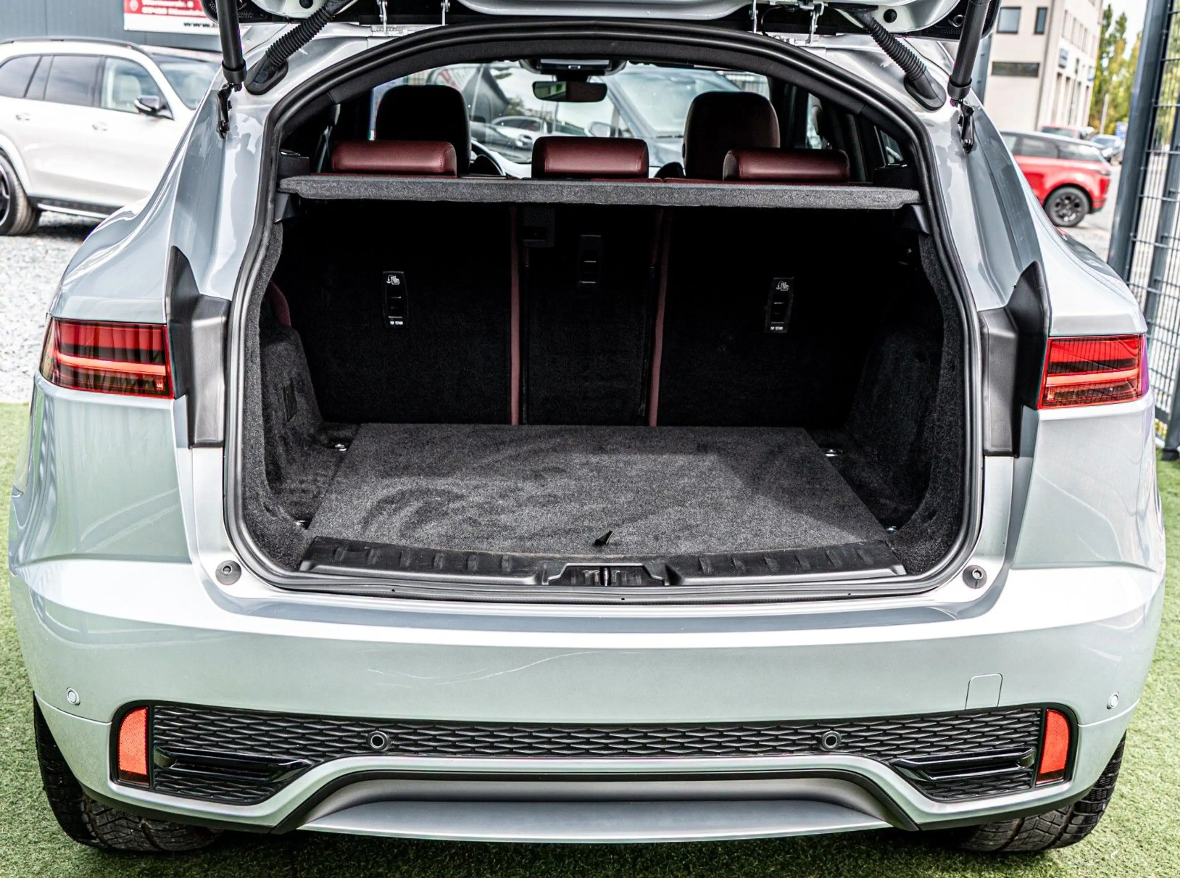 Jaguar E-Pace E-PACE R-DYN. SE AWD BLACK-PACK PANO|HUD|KAMERA — photo 14