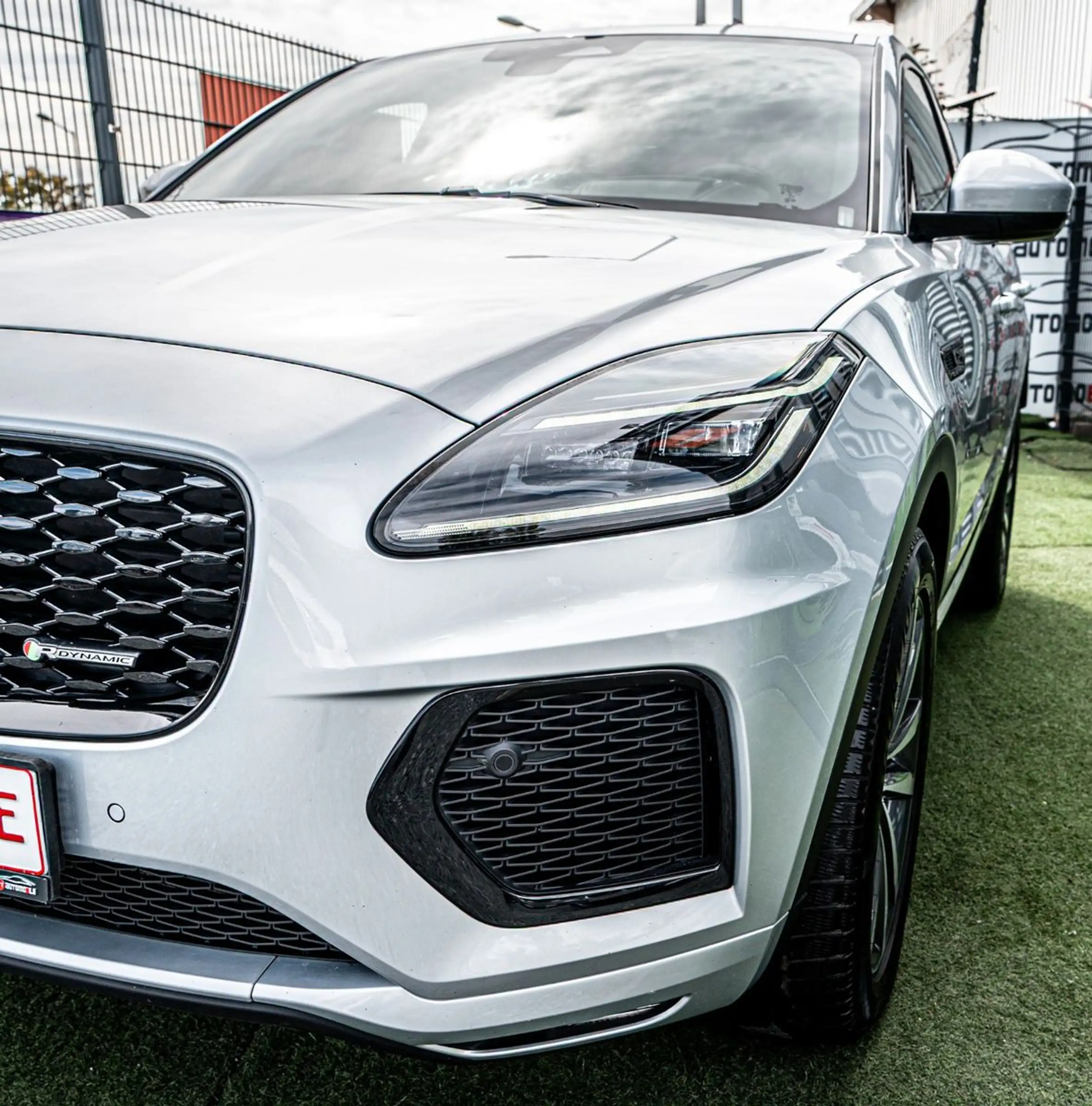 Jaguar E-Pace E-PACE R-DYN. SE AWD BLACK-PACK PANO|HUD|KAMERA — photo 9