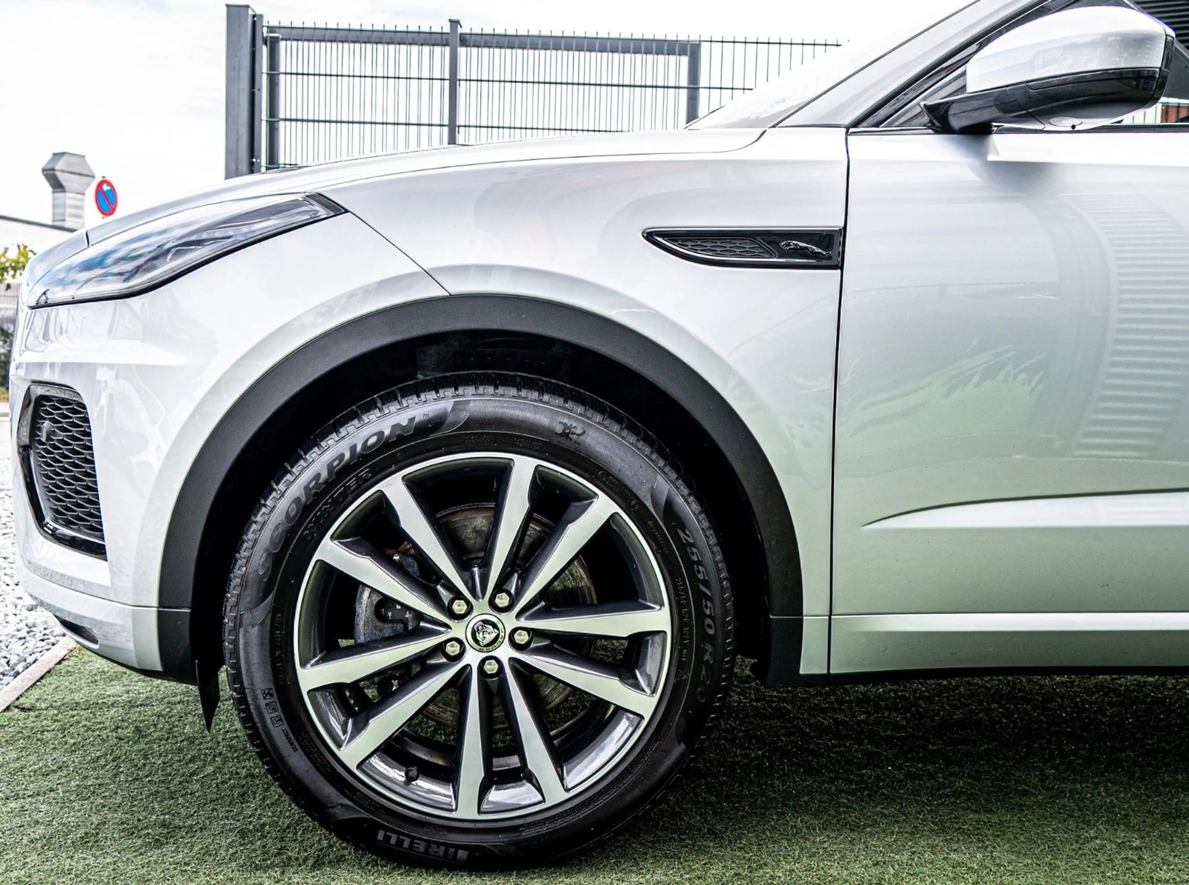 Jaguar E-Pace E-PACE R-DYN. SE AWD BLACK-PACK PANO|HUD|KAMERA — photo 12