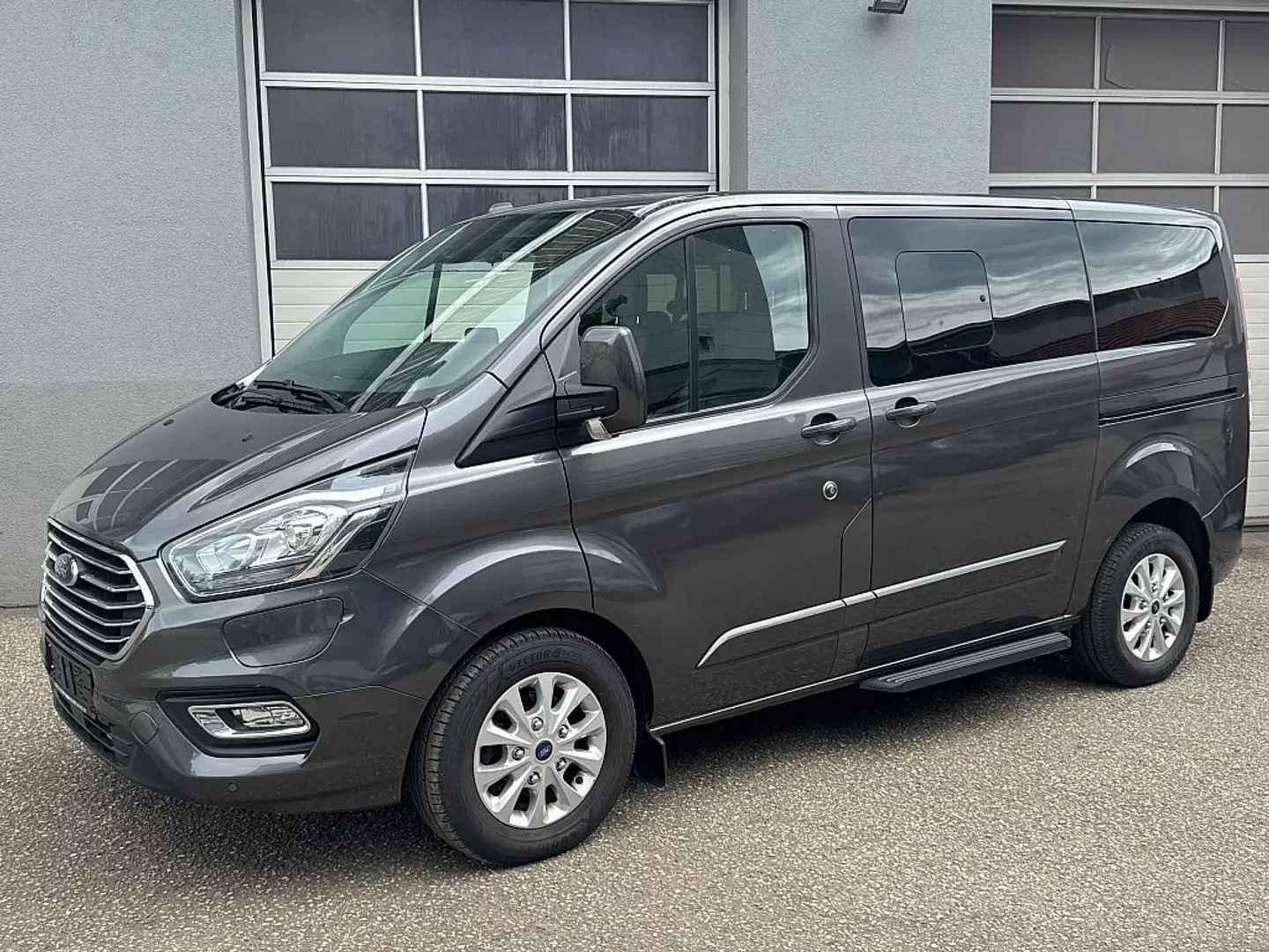Ford Tourneo Custom 1,0 PHEV  Titanium Aut. *8-SITZER* Gris - 2