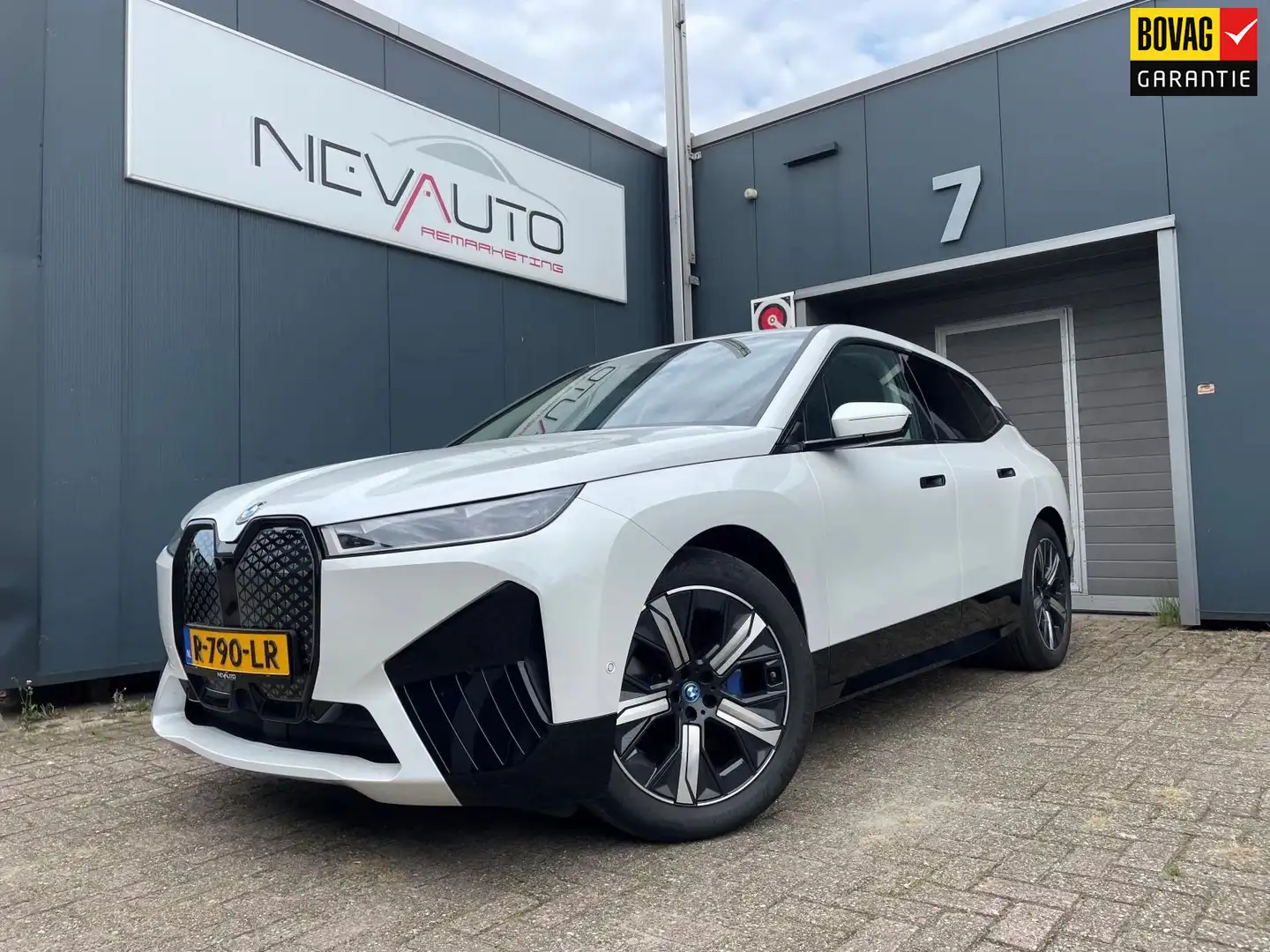 BMW iX XDrive40 High Executive SPORTPAKKET Wit - 1