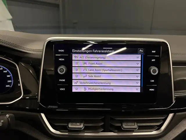 Volkswagen T-Roc view 23
