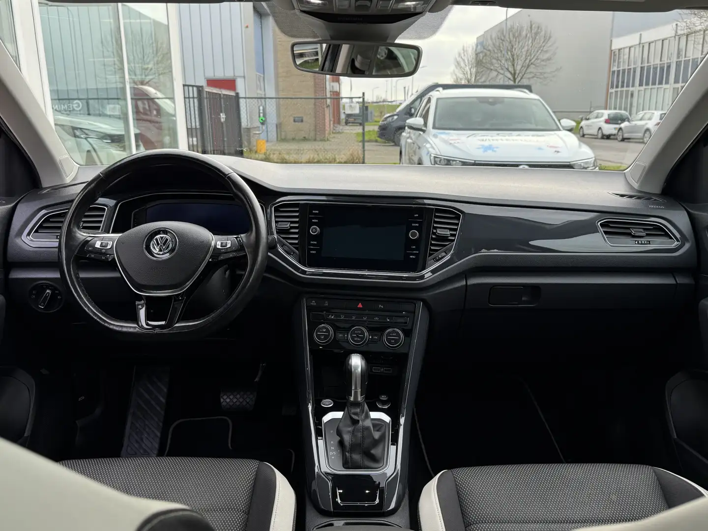 Volkswagen T-Roc 1.5 TSI Sport Panoramadak | Stuur/stoelverwarming| Zwart - 2