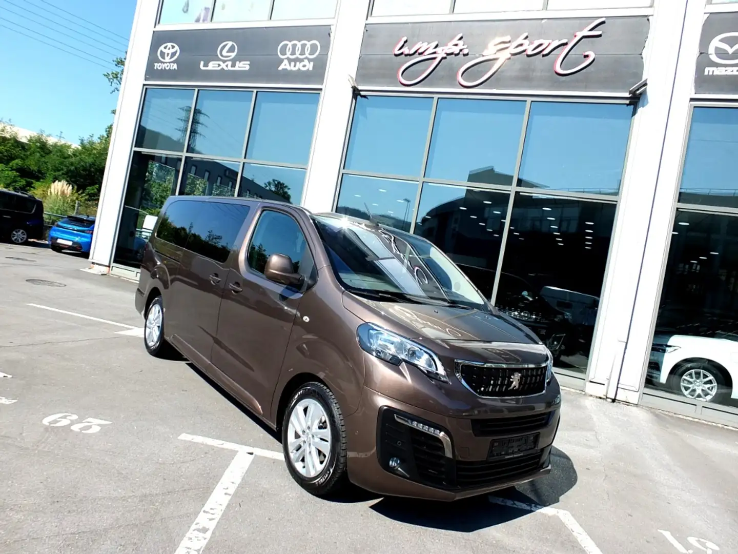 Peugeot Traveller 2.0BlueHDI Business Long 150 Braun - 1