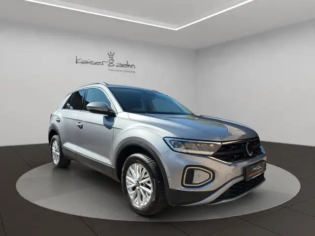 Volkswagen T-Roc view 3